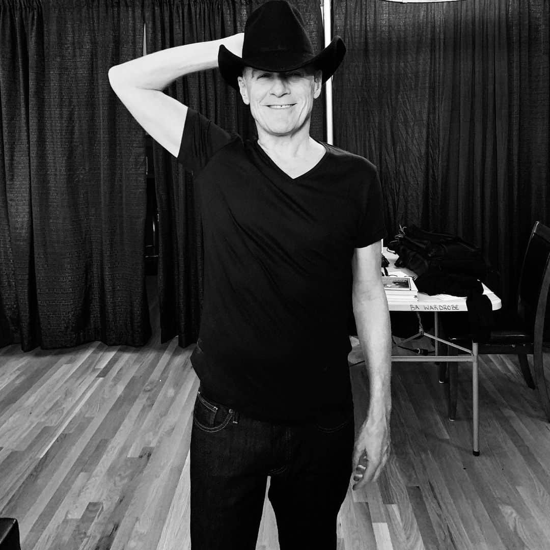 ブライアン・アダムスのインスタグラム：「Hey Alberta, we’ve had a rockin’ good time! #albertacanada #bryanadamsshinealight #albertabound 🤠」