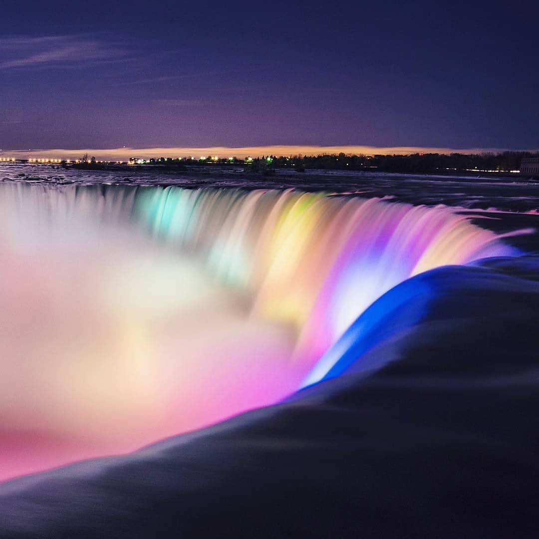 Explore Canadaさんのインスタグラム写真 - (Explore CanadaInstagram)「Hands up if you’ve visited the most famous falls in Canada 🙋. Every evening, Niagara Falls lights up in a multi-coloured water display. Spend a few days in town (Niagara-on-the-Lake is famous for its wineries) or take a day trip from Toronto ( a 1.5-hour drive) to explore the park area. #ExploreCanada⁠⠀ ⁠⠀ 📷 @jayeffex 📍@niagaraparks, @ontariotravel ⁠⠀ .⁠⠀ #ExploreNiagara #NiagaraParks #DiscoverON #NiagaraFalls #Waterfalls #Niagara ⁠⠀」7月14日 10時42分 - explorecanada