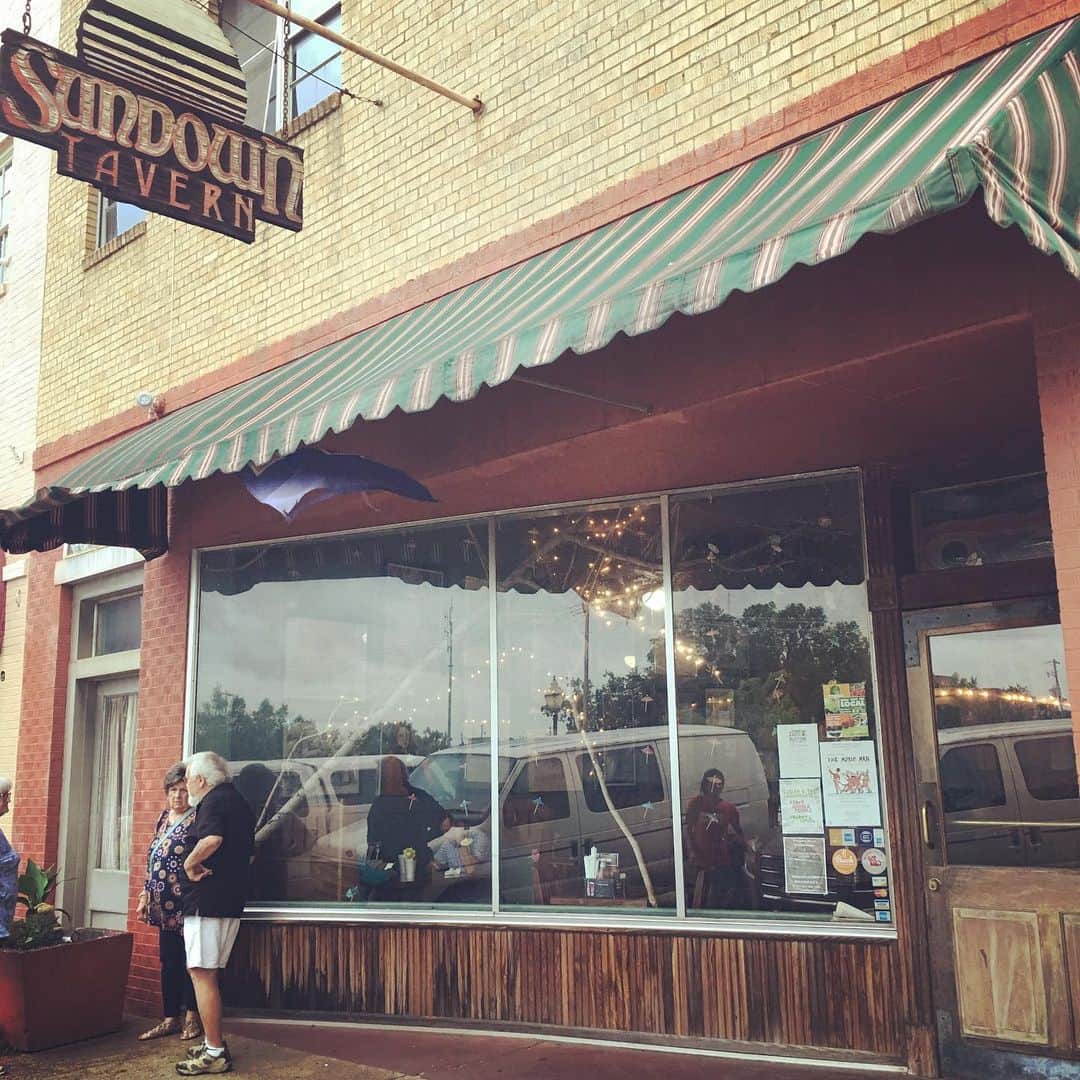 のインスタグラム：「We arrived at tonight’s venue “Sundown Tavern” in Ruston, LA!! Yay!! Come on!! . . . #rustonla  #pinkydoodlepoodle  #pdp  #ustour2019  #highenergyrocknroll  #livemusic #rockmusic #rock #rockband  #japanese #japaneserockband #ustour #livetour  #tourlife #musicianlife #musician #gibsonguitars #gibsonbass #gibson #eb3 #lespaul #marshallamps #vintage #femalebassist #femalevocalist」