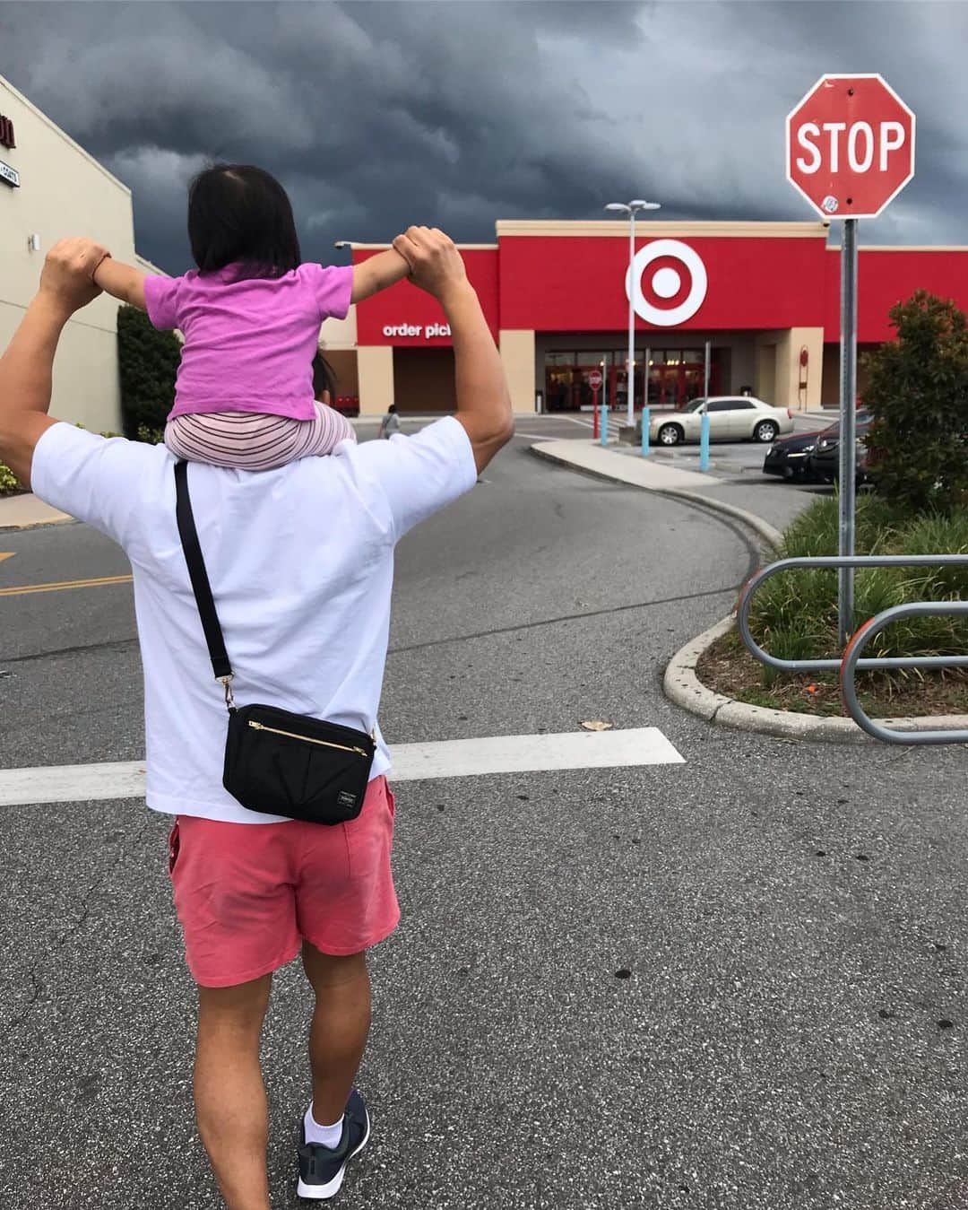 KUSHIDAさんのインスタグラム写真 - (KUSHIDAInstagram)「It was a long flight like walking from Tokyo to Florida. Most of the time,She keep moving in the plane. Let's go buy some household goods. ⛈⛈⛈ #florida #orlando #target #newlife #フロリダ #海外移住」7月14日 10時40分 - kushida_ts