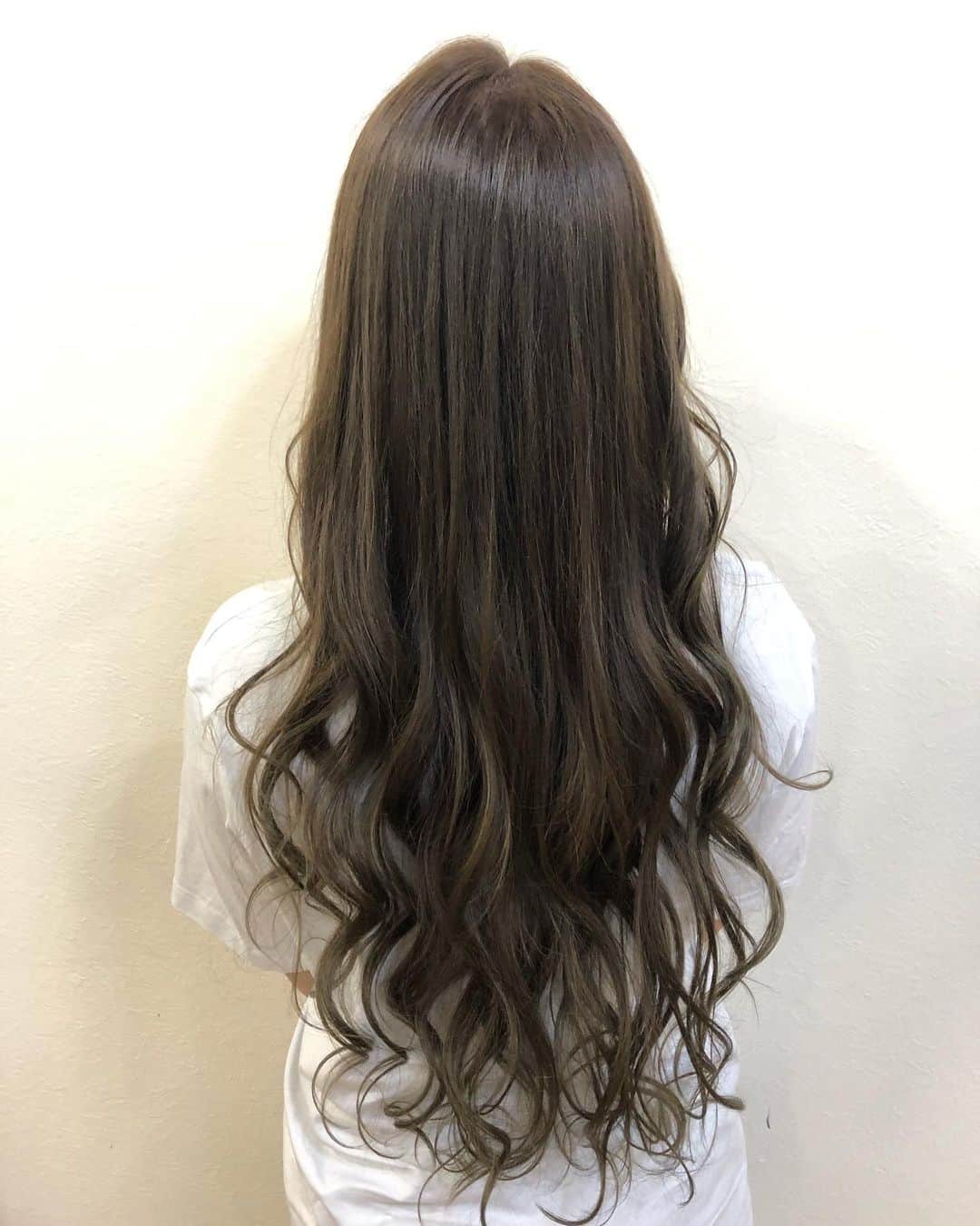 salon PRATiNO(サロンプラチノ)のインスタグラム：「. ✨イルミナルカラー✨. . イルミナルカラーでアッシュグレージュ❣️ この透明感は他のカラー剤では出せない イルミナならではの発色👍🏽✨ スーパーロングもツヤサラ髪に‼️ . . 【CLAVIS PRATINO】 ◇月曜日～土曜日 11:00～20:00 ◇日曜日 11:00～18:00 ※時間外はお問い合わせください。 愛知県名古屋市中区錦3-4-19石垣ビル７Ｆ ☎︎052-962-7017 . . #hairstyle #hair #cornrow #clavispratino #pratino #hairsalon #FIBREPLEX #nagoya #haircolor #love #特殊ヘア #ブラックヘア  #コーンロウ #ブレイズ  #派手髪 #ヘアカラー  #外国人風カラー#バレイヤージュ #グラデーション  #美容室 #ヘアサロン #クラビスプラチノ #名古屋 #栄 #錦」