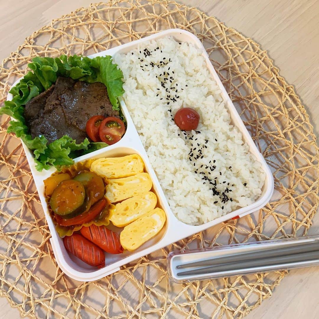 本田しおりのインスタグラム：「#今日のお弁当  #牛タン弁当 #牛タン#ラタトゥイユ#シンプル卵焼き#赤ウインナー 画像ないけど#鮭茶漬け 神ちゃん温度大事みたいであったかいのが良いのとお茶漬け好きなのでw 昆布の出し汁溢れませんように😢🙏 #私の周りはよく皆かみちゃんと呼んでくれるのだが #がみちゃんです #がみです #おおがみです #すなわち本田もおおがみです  #お弁当 #本田弁当 #旦那さん弁当 #神ちゃん弁当  #神弁」