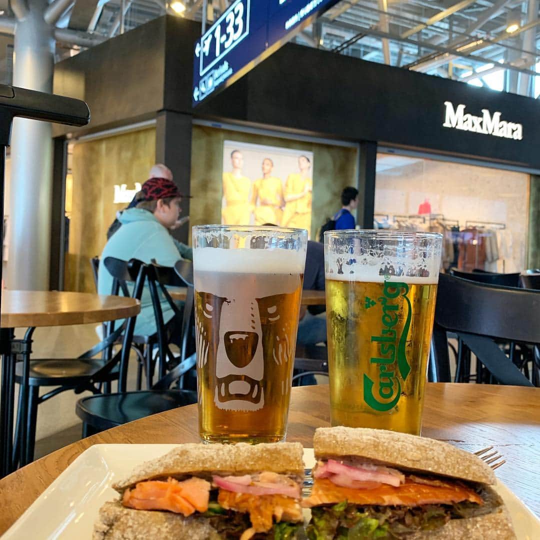 のインスタグラム：「#北欧ビール #いろんな種類飲みました 🍻 #飲みやすいモノから #ライトなモノから濃いめ #個性的なモノまで  #おいしかった 🍻 最後は空港のバーで乾杯🍻 サーモンサンドでシメ👍  #マエノリ旅 #マエノリグルメ」