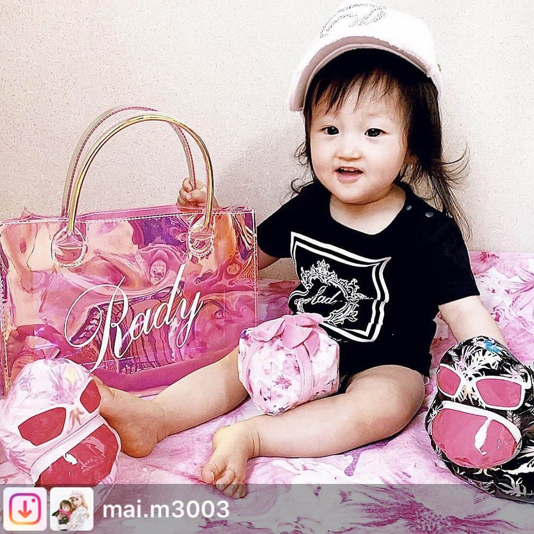 Radyさんのインスタグラム写真 - (RadyInstagram)「. summer全開🌺🍹 めっかわです〜🥺❤️ ありがとうございます💗💗 . . #Repost from @mai.m3003. summersale万歳🐠🐠💕 ． ． #消えてしまったので再投稿です#🙇‍♀️💦 #ちびrady#rady#1歳2ヶ月#子供のいる暮らし#親バカ部#女の子ママ#instadaily#summer#love#l4l#pink#black#使っていいよーん」7月14日 11時11分 - radychan_no_insta