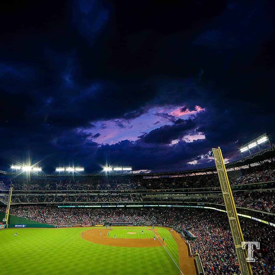 テキサス・レンジャーズさんのインスタグラム写真 - (テキサス・レンジャーズInstagram)「Beautiful night at the ballpark... to not run on Joey.」7月14日 11時15分 - rangers