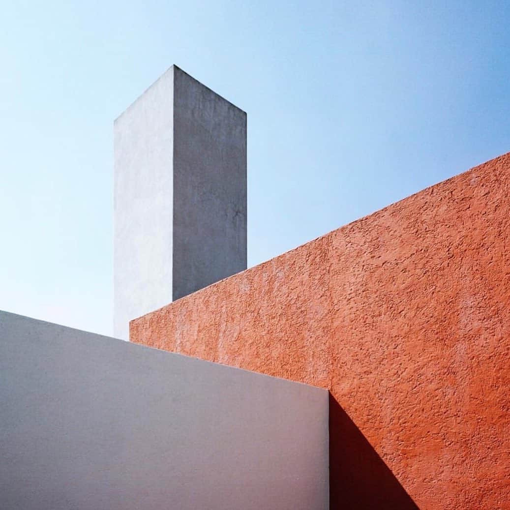 グラフ&ランツのインスタグラム：「A corner of Luis Barragàn House and Studio 🧡」