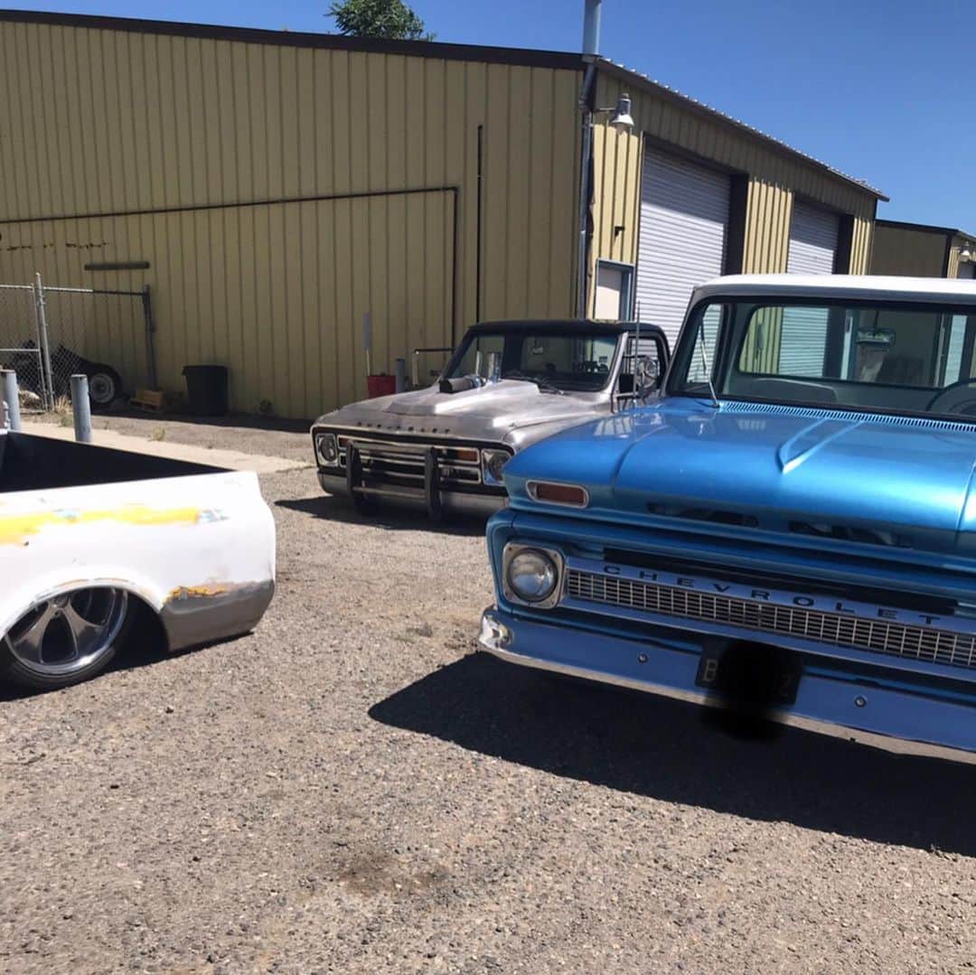 ストーン・コールド・スティーブ・オースチンのインスタグラム：「The Gathering.  Took ‘Ol Blue down to @ctpconcepts shop today. Guy does some bad ass builds. Then @coalcartd10, another bad ass builder, brought his Cummins powered beast down and we stood around trading stories for a couple hours. I shoulda had my podcast setup. There was some really good stories going around. Some of em might have even been true.  #chevy #c10  #trucks #c10trucks #coalcart #hashtag  @suprsonix you shoulda been here. Your still the best bullshitter I know. #ETX」