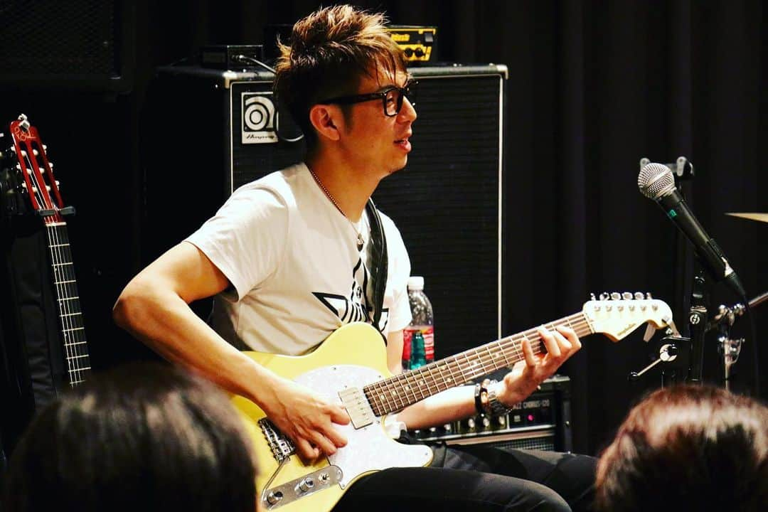 神宮司治さんのインスタグラム写真 - (神宮司治Instagram)「家練11日目！！！ 今回はギターの佐田さん🎸と一緒に練習🎶 ディーン君のツアーの時から考えていて、やっと実現出来ました！！ 色々な話しや練習などなど、2時間半の2ステージもあっという間(笑) こりゃー次も考えないとだね！！ #神宮司治 #佐田慎介 #家練 #ドラム #ギター #パンダ #deanfujioka #家練ツアーしたいよね」7月14日 11時35分 - ojro_men