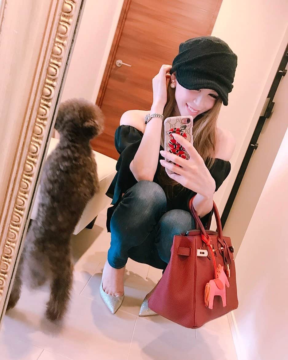 のインスタグラム：「ちょっとおでかけ❤️🧡💛 天気悪いのやだ〜🥵 . お母様のbirthdayなので 色々準備するん🎁🎀👩‍🦱 . . #今日のコーデ #birthday#mother #雨無理☔️」