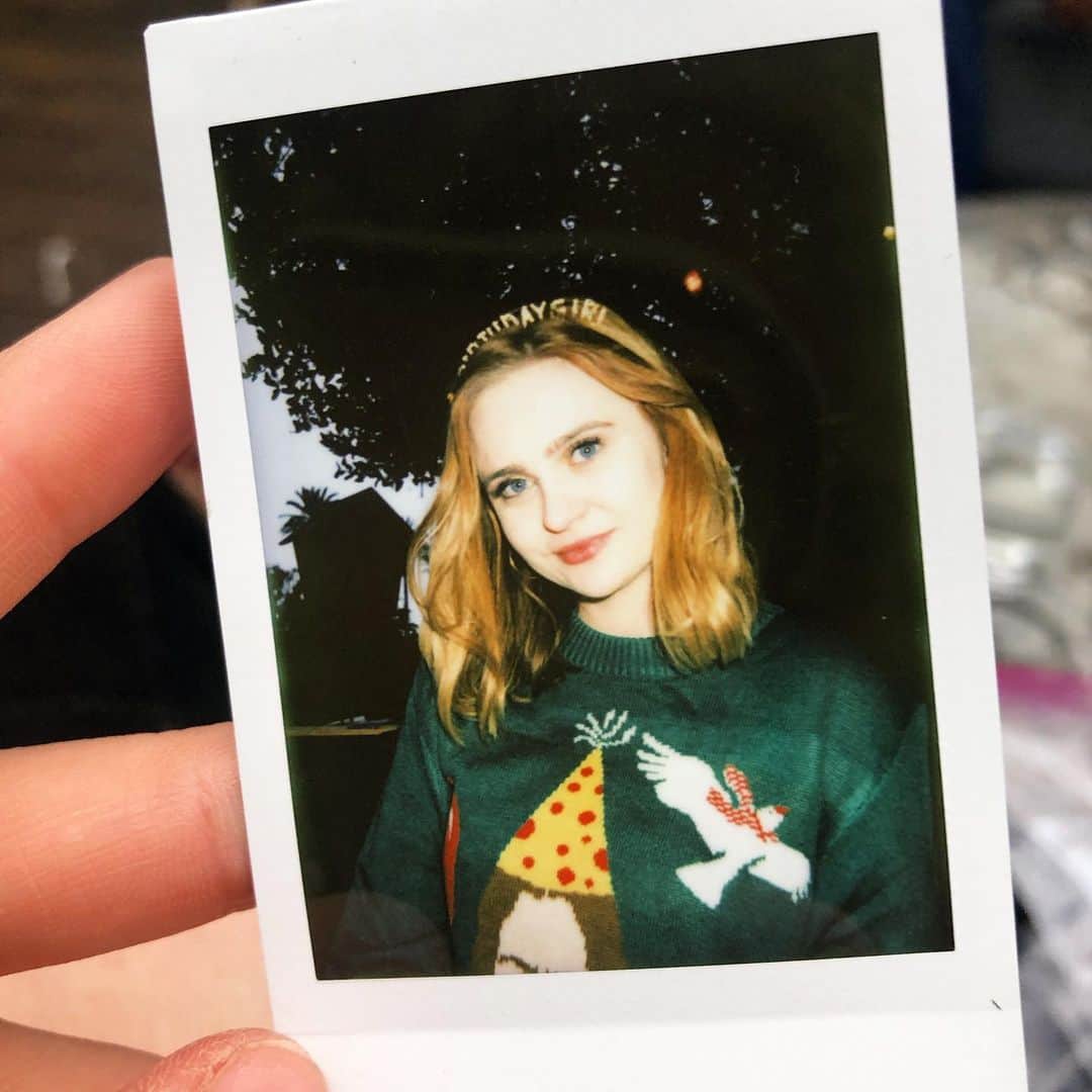 キーリー・マーシャルのインスタグラム：「Yes. I forced my friends to wear ugly Christmas sweaters to my birthday party ✨💥」
