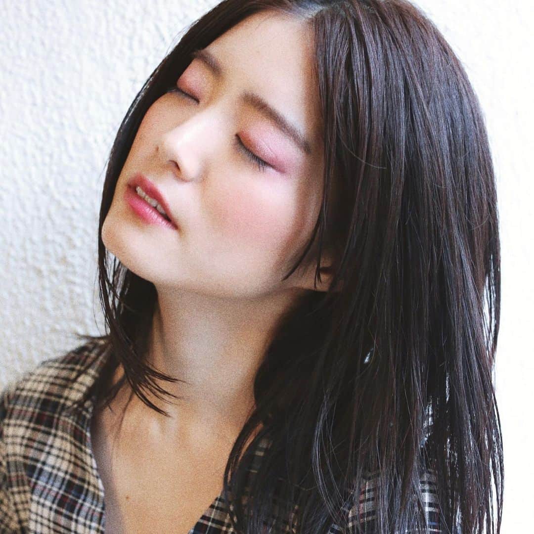 渡部幸也のインスタグラム：「雨にも汗にも負けない艶やかなストレートパーマ、たくさんご予約いただいてます😊  連休なか日、連日たくさんのご予約、本当にありがとうございます🙇 本日は17時半以降でご予約取れる枠が出来まして、明日の15日の月曜日は現状11時、11時半、カットのみで19時になります✂︎ 本日も雨の中、ご予約本当にありがとうございます✨ 頑張りますので、よろしくお願いいたします🙏  #ヘアスタイル #ヘア #髪型 #ヘアカタログ #ヘアセット #ヘアアレンジ #パーマ #カラー #ヘアカラー #hair #恵比寿美容院 #代官山美容室 #代官山美容院 #美容学生 #サロン #中目黒美容室 #中目黒美容院 #恵比寿美容室 #サロンモデル #中目黒ランチ #恵比寿ランチ #hpb_hair #中目黒 #代官山 #恵比寿 #渋谷 #ar_magazine #murua #emoda #amerivintage」