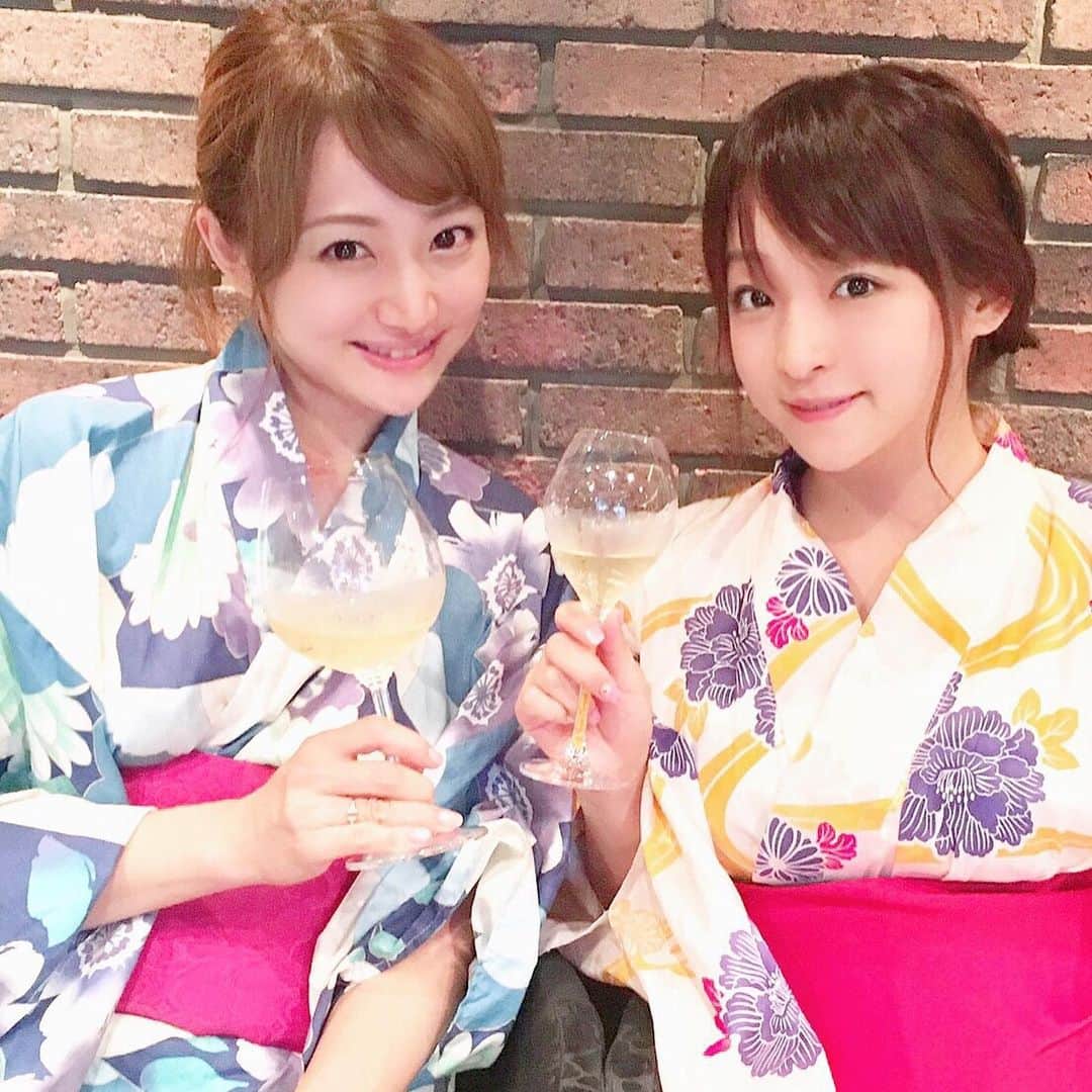 くぼたみかのインスタグラム：「First time wearing Yukata this year..❤️ 今年初の浴衣は大喜賑（おおきに）@ohkini_kimono  の浴衣👘☺️デザイン豊富だし、プチプラだから気になったもの気軽に選べて素敵です‼️ ずっとずっと夏が続けばいいのにな〜(まだ始まってもないけど)🥰🏖 #浴衣 #Yukata #浴衣で乾杯 #幸せ #summer #japan」