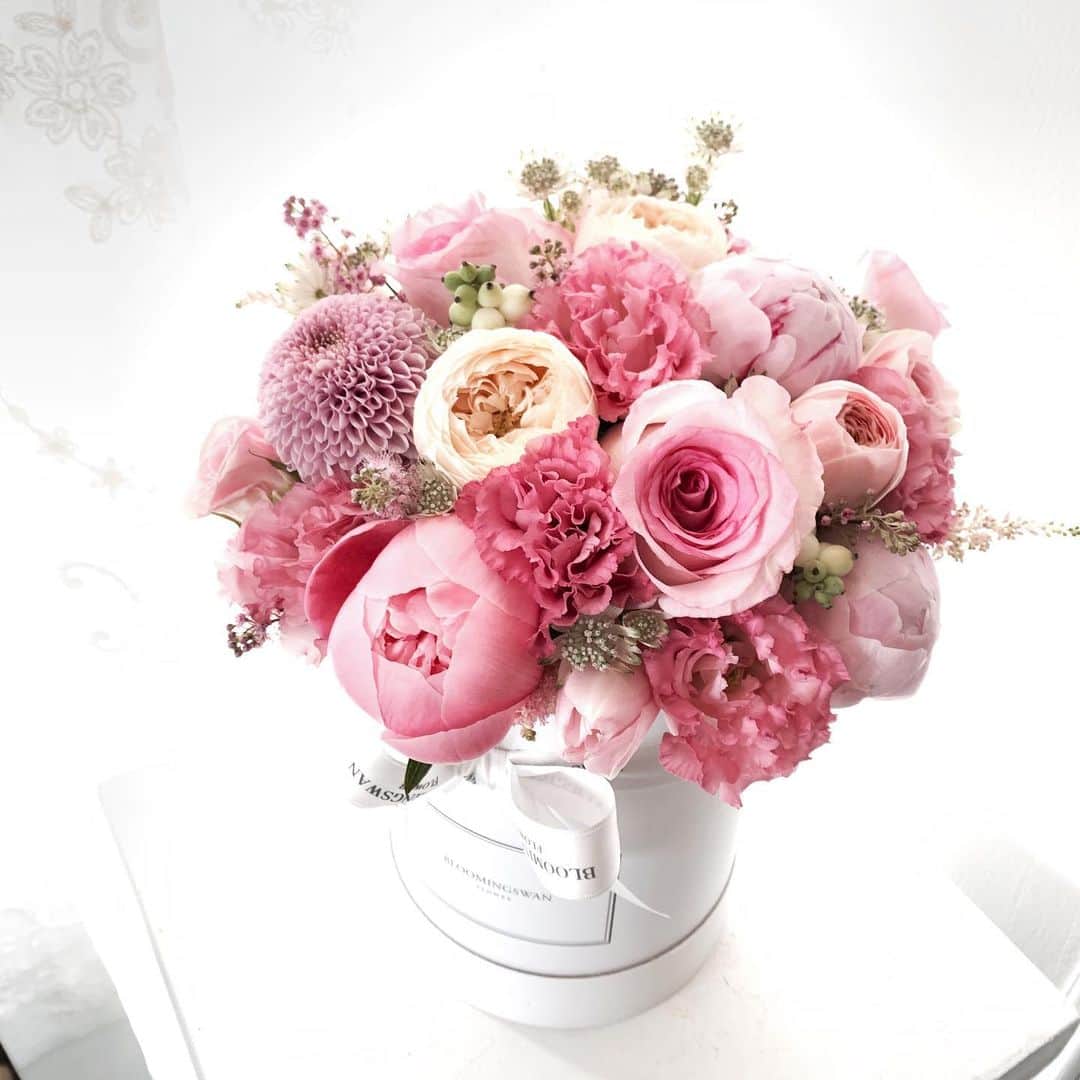 Florist.janeさんのインスタグラム写真 - (Florist.janeInstagram)「늘 꾸준히 인기 좋은 #블스박스 💕 지난 금요일 주문건 💕 . . . . . . . ✌🏻주문/ 클래스문의 - janejoung310 카카오톡 (레슨중에는 전화 상담이 어렵습니다. 카카오톡 주시면 빠르게 상담 도와드리겠습니다) . . . . . . . #블루밍스완 #꽃집 #꽃스타그램 #일상 #데일리 #꽃 #플로리스트 #플라워레슨 #꽃선물 #꽃배달 #꽃다발 #선물추천 #여자친구선물 #강남꽃집 #학동역꽃집 #논현동꽃집 #고급꽃집 #flowers #florist #daily #gift #pink #peony」7月14日 11時46分 - jane.florist
