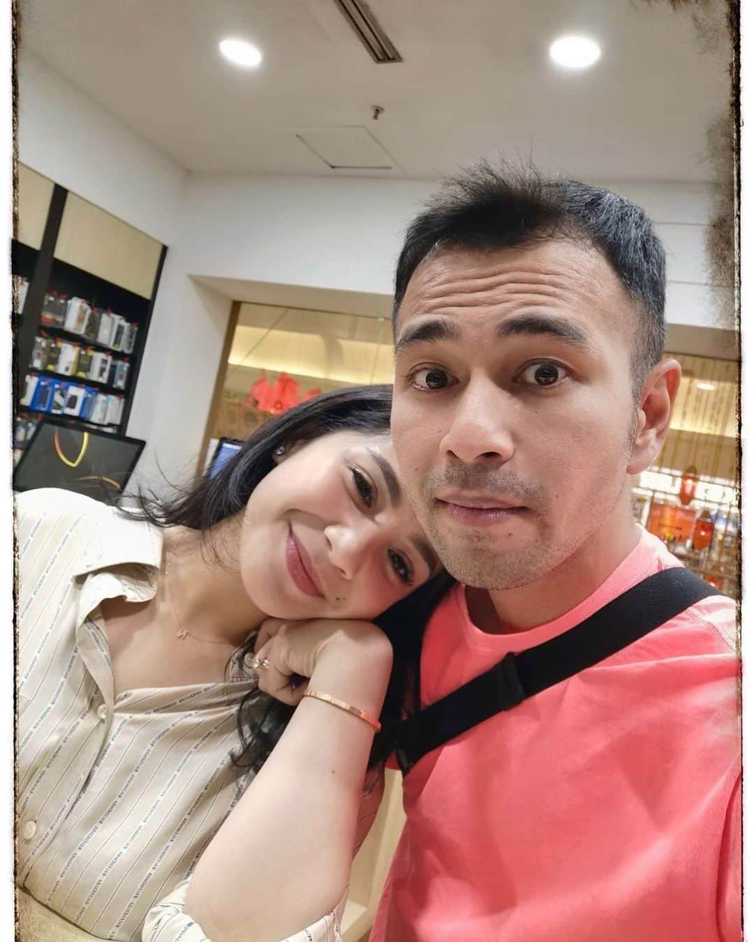 Raffi Ahmadさんのインスタグラム写真 - (Raffi AhmadInstagram)「Suamiku udah menua tuh liat kerutan jidatnya banyak banget 🤣 Kalo aku tetap memuda 😍」7月14日 11時48分 - raffinagita1717