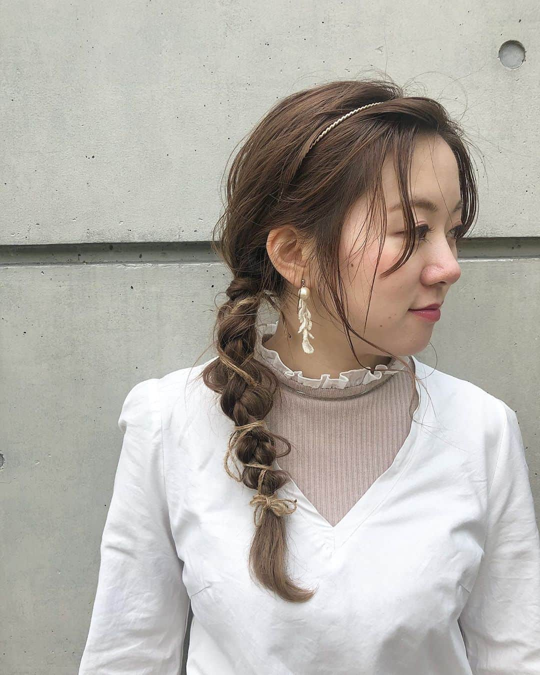 RiLiさんのインスタグラム写真 - (RiLiInstagram)「梅雨のつらい湿気や暑さでつらい時は【雨の日ヘアアレンジ】で解決っ🌂✨ ..... ジメジメつらい梅雨😭☔の時期は、湿気や暑さで髪の毛がうっとうしい〜〜😫⚡ってなることない⁉それでも髪の毛は切りたくないし、なんとかしたい❣そんな時にやってみたい【雨の日ヘアアレンジ】を紹介するよっ🙆♀💖 王道ポニーテールは安定にカワイイっ🐴❤リボン🎀を使ったりするとさらにキュートなスタイルに🎵ざっくりおだんごヘアはあっつーい夏🌴🌞にもってこい👍✨ 編みおろしスタイルやゆる〜く作る三つ編みスタイルは普段のときはもちろん☺👌これから着る機会が増える浴衣のときのアレンジにも相性ばつぐんだよっ❣❣暑い時期に備えてお気に入りのヘアアレをマスターしてみてはどう🤗💕 ❣ ❣ ❣ ❣ ❣ サイトやSNSで掲載させていただくお写真募集中😘📸 かわいいコーデやアイテム、注目スポットなどが撮れたら、ハッシュタグ→#rili_tokyo  を付けて投稿❗ ． Special Thanks💋 Photo by @midori1215 @ao2172 @nami___grm @di_hanaka @aiu_to__ @miyamais @kokorostylee @_oohmayu94_ @a.mahogram ． #夏 #夏コーデ #梅雨 #ヘアアレンジ #雨の日ヘアアレンジ #簡単ヘアアレンジ #編み込みヘア #三つ編みヘア #ポニーテール #お団子ヘア #ヘアアクセ #カチューシャ #リボン #ブラウンコーデ #ベージュコーデ  #ワントーンコーデ #シンプルコーデ  #カジュアルコーデ #ガーリーコーデ #置き画 #置き画くら部 #今日のコーデ #コーデ #コーディネート #RiLi  #おしゃれさんと繋がりたい #お洒落さんと繋がりたい #ファッション #패션스타그램」7月14日 12時00分 - rili.tokyo