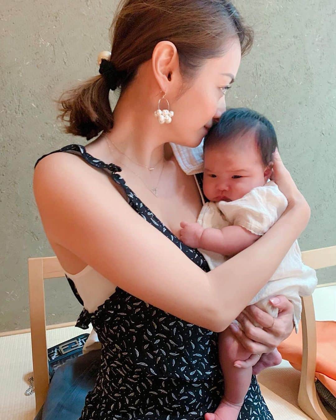 畑田亜希さんのインスタグラム写真 - (畑田亜希Instagram)「赤ちゃんの匂いが大好き過ぎる👶🏻❤️ ・ ずっとクンクンしてたい😍 ・ 初めまして👼🏼ちゃん ・ Minさんとジュンさんとランチ🍱☺️ ・ #2019 #tokyo #baby #癒され放題 #赤ちゃんの匂い #抱っこの取り合い」7月14日 11時59分 - akihatada