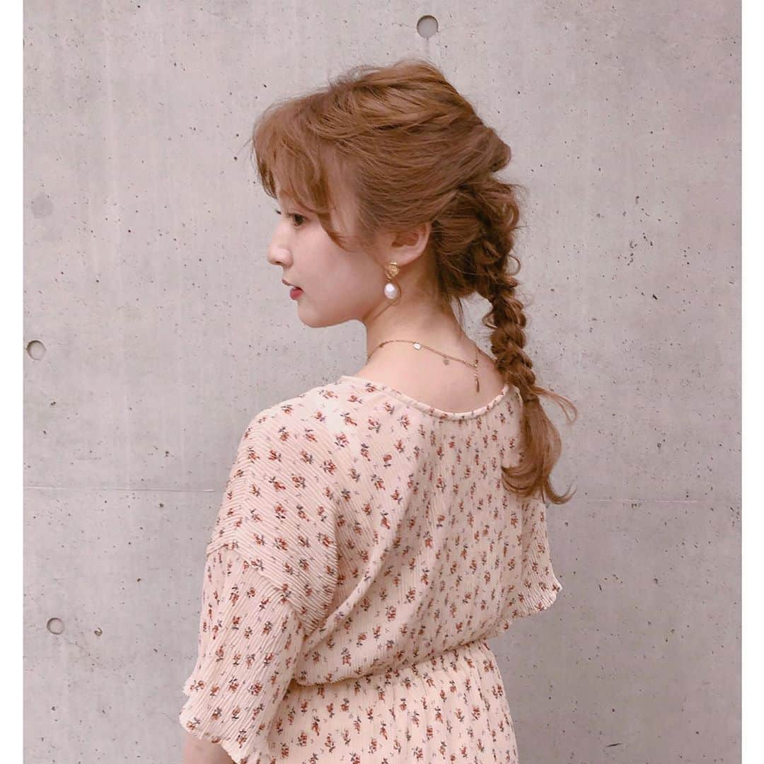 RiLiさんのインスタグラム写真 - (RiLiInstagram)「梅雨のつらい湿気や暑さでつらい時は【雨の日ヘアアレンジ】で解決っ🌂✨ ..... ジメジメつらい梅雨😭☔の時期は、湿気や暑さで髪の毛がうっとうしい〜〜😫⚡ってなることない⁉それでも髪の毛は切りたくないし、なんとかしたい❣そんな時にやってみたい【雨の日ヘアアレンジ】を紹介するよっ🙆♀💖 王道ポニーテールは安定にカワイイっ🐴❤リボン🎀を使ったりするとさらにキュートなスタイルに🎵ざっくりおだんごヘアはあっつーい夏🌴🌞にもってこい👍✨ 編みおろしスタイルやゆる〜く作る三つ編みスタイルは普段のときはもちろん☺👌これから着る機会が増える浴衣のときのアレンジにも相性ばつぐんだよっ❣❣暑い時期に備えてお気に入りのヘアアレをマスターしてみてはどう🤗💕 ❣ ❣ ❣ ❣ ❣ サイトやSNSで掲載させていただくお写真募集中😘📸 かわいいコーデやアイテム、注目スポットなどが撮れたら、ハッシュタグ→#rili_tokyo  を付けて投稿❗ ． Special Thanks💋 Photo by @midori1215 @ao2172 @nami___grm @di_hanaka @aiu_to__ @miyamais @kokorostylee @_oohmayu94_ @a.mahogram ． #夏 #夏コーデ #梅雨 #ヘアアレンジ #雨の日ヘアアレンジ #簡単ヘアアレンジ #編み込みヘア #三つ編みヘア #ポニーテール #お団子ヘア #ヘアアクセ #カチューシャ #リボン #ブラウンコーデ #ベージュコーデ  #ワントーンコーデ #シンプルコーデ  #カジュアルコーデ #ガーリーコーデ #置き画 #置き画くら部 #今日のコーデ #コーデ #コーディネート #RiLi  #おしゃれさんと繋がりたい #お洒落さんと繋がりたい #ファッション #패션스타그램」7月14日 12時00分 - rili.tokyo