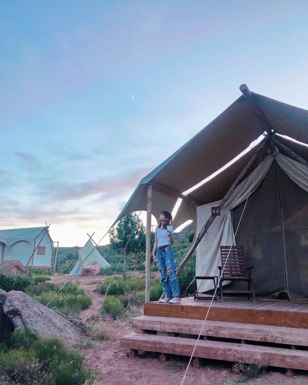 瀬戸あゆみさんのインスタグラム写真 - (瀬戸あゆみInstagram)「Heavenly glamping👼🏻🏕🔭💫 ﻿ ここは結構山の上。よいしょよいしょって感じで車で登ってくると(Meiによいしょはあゆみのマストワードだよねと言われた)(英語でよいしょってないの？と聞いたらhere we goかなって言われてうーんとなった)(よいしょにしてはかっこよすぎる)、突然ひらけたこの空間。﻿ 私たちが到着した頃には既に焚き火でマシュマロを焼いている人がいて、あとはなんか謎のスポーツをしている3人組の若い男の子たちがいて、あとはBBQしている家族とか、とにかくなんだかチルな楽園に来た感じがした。﻿ 朝から絶景を周り運転も、歩きもしまくり疲れ果てたわたしたちにとってここは、うん、楽園でした。﻿ ﻿ 夜には人生で1番、綺麗な星空も見た。🌌﻿ ﻿ Zionに来た意味は、このキャンプ場にあったんだ！﻿ WiFiもなくてただゆっくりしに来るのに最高だろうな。本とかここで読みたい。﻿ ここは絶対にまた来たい。という場所。﻿ #ayumi_journey」7月14日 17時27分 - setoayumi