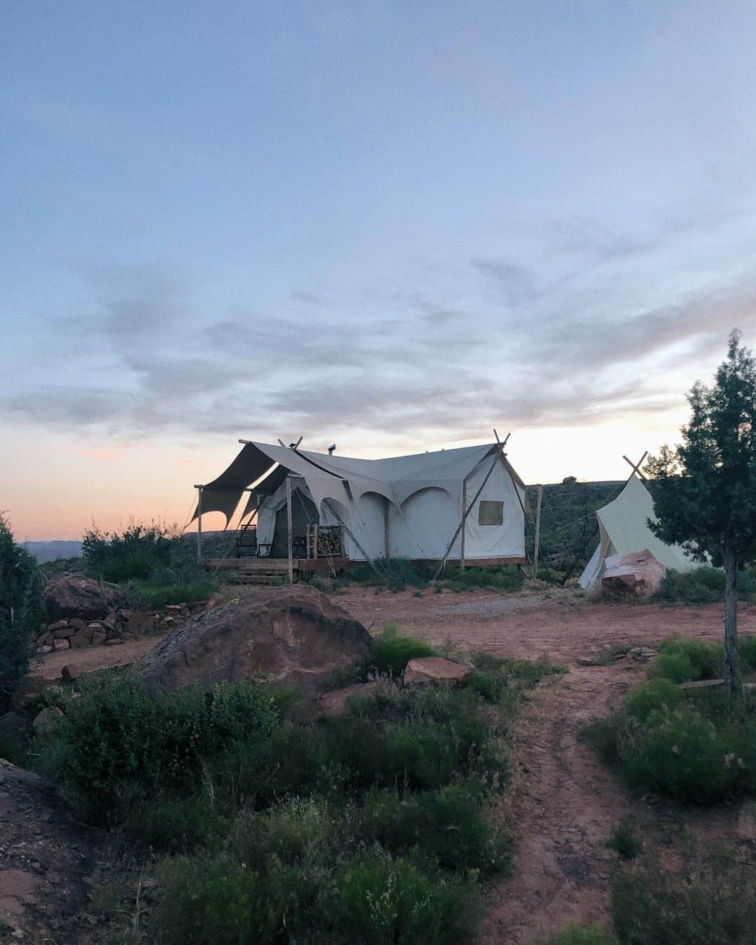 瀬戸あゆみさんのインスタグラム写真 - (瀬戸あゆみInstagram)「Heavenly glamping👼🏻🏕🔭💫 ﻿ ここは結構山の上。よいしょよいしょって感じで車で登ってくると(Meiによいしょはあゆみのマストワードだよねと言われた)(英語でよいしょってないの？と聞いたらhere we goかなって言われてうーんとなった)(よいしょにしてはかっこよすぎる)、突然ひらけたこの空間。﻿ 私たちが到着した頃には既に焚き火でマシュマロを焼いている人がいて、あとはなんか謎のスポーツをしている3人組の若い男の子たちがいて、あとはBBQしている家族とか、とにかくなんだかチルな楽園に来た感じがした。﻿ 朝から絶景を周り運転も、歩きもしまくり疲れ果てたわたしたちにとってここは、うん、楽園でした。﻿ ﻿ 夜には人生で1番、綺麗な星空も見た。🌌﻿ ﻿ Zionに来た意味は、このキャンプ場にあったんだ！﻿ WiFiもなくてただゆっくりしに来るのに最高だろうな。本とかここで読みたい。﻿ ここは絶対にまた来たい。という場所。﻿ #ayumi_journey」7月14日 17時27分 - setoayumi