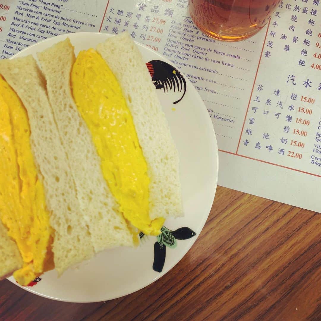 ワタナベマキさんのインスタグラム写真 - (ワタナベマキInstagram)「ローカルなお店でふわふわ卵サンドを。 温かい紅茶と出してくれるのが嬉しい。お皿は鶏柄でした。🐓 #マカオ #アンバサダー  @macao_japan #楽しさがとまらないマカオ」7月14日 12時09分 - maki_watanabe