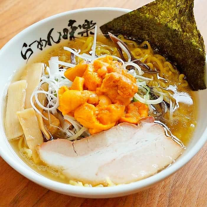 新横浜ラーメン博物館(ramen museum)さんのインスタグラム写真 - (新横浜ラーメン博物館(ramen museum)Instagram)「【期間限定メニュー】 ストーリーズでチラ見せした期間限定メニューの正体は7月22日(月)より #利尻らーめん味楽 から発売の「生ウニらーめん」でした！  とろける食感と濃厚な味わいの #利尻島 産 #エゾバフンウニ と #利尻昆布 のうま味が凝縮した極上スープとのハーモニーをお愉しみいただける一品です🎵. . ※ストーリーズでは17日より発売と表記しましたが、天候不良により7月22日(月)発売に変更となりました😣. ※利尻島より直送のウニを使用するため、天候不良で漁が出来ない場合は、食数の変更及び販売休止することがございます。  メニュー詳細はラー博公式HPをご確認ください⏩ @ramenmuseum  #味楽 #新横浜ラーメン博物館 #ラー博 #ラーメン博物館 #ラーメン #塩ラーメン #ラーメンインスタグラム #麺スタグラマー #ラーメン部 #ラーメン倶楽部 #ラー活 #ラー写 #ラーメンパトロール #麺活 #期間限定 #拉麺 #ramen #ramenmuseum #shinyokohamaramenmuseum #shioramen #uniramen #seaurchin #noodles #instafood #japanesefood」7月14日 12時13分 - ramenmuseum