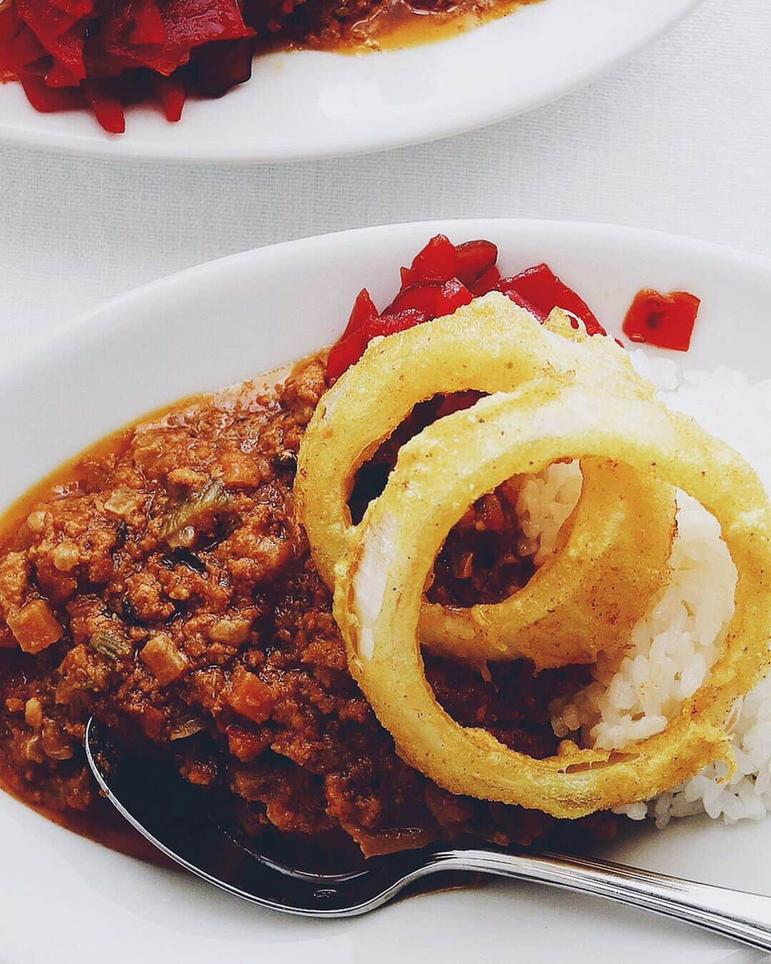 樋口正樹さんのインスタグラム写真 - (樋口正樹Instagram)「Keema Curry . お昼にキーマカレー、 オニオンリングのせ。 . まだ試作のカレーで HOSHIKO野菜10種と 豚肉で作られていて、 グルテンフリーです。 かなり美味しいので 発売がとても楽しみ。 . オニオンリングは、 同量の薄力＆片栗に 塩、胡椒、カレー粉、 水を加え溶いた衣で。 揚げたてサックサク。 . . #カレー #キーマカレー #ドライカレー #カレーライス #オニオンリング #Keemacurry #curry #hoshiko」7月14日 12時15分 - higuccini