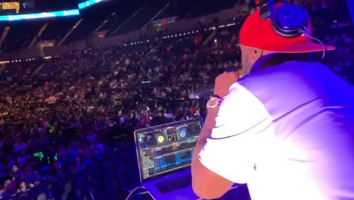 ファンクマスター・フレックスのインスタグラム：「@anuel_2blea concert!!!! FunkFlex on the set!!! Nassau Coliseum!!! @litdigitaldjs !!!! U see me in these arenas!!!! Dem bow, reggaeton, merengue, Guaracha!!! Mean tonight!!! Shout to the plug: Yonny!!! Vid Via: @djhrnyc」