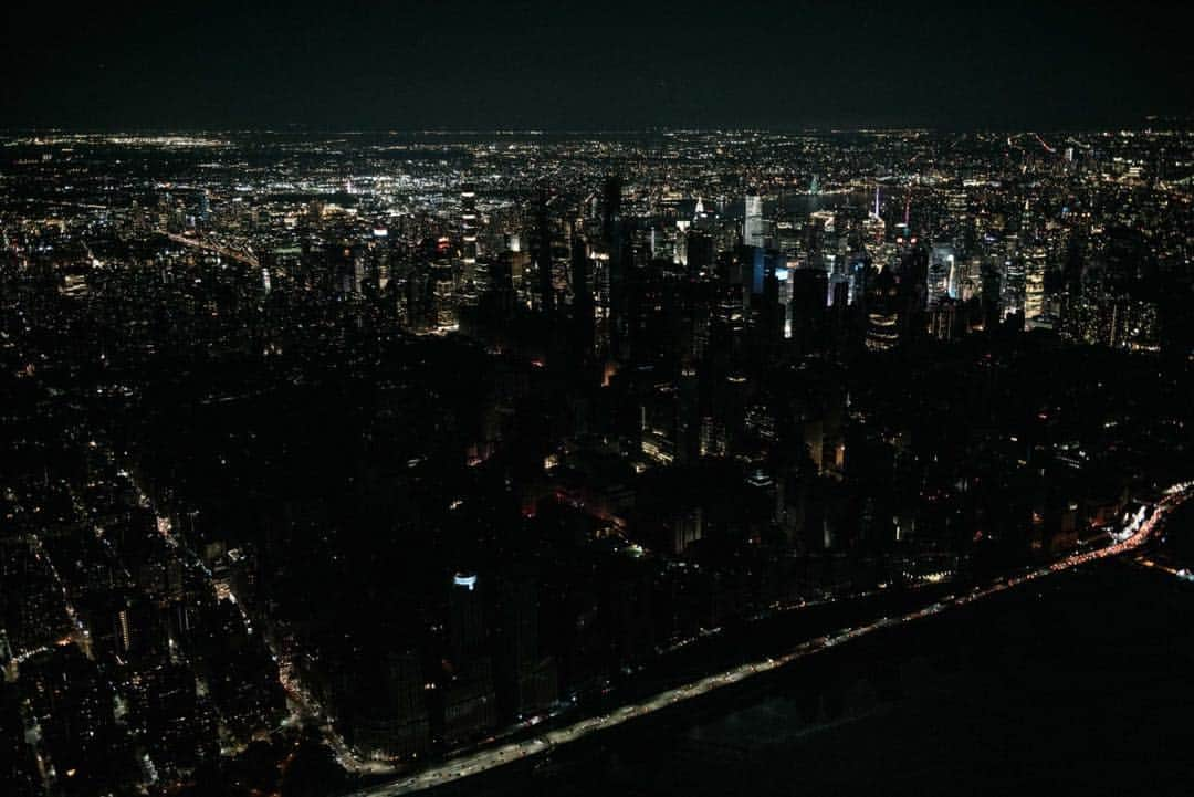 CNNさんのインスタグラム写真 - (CNNInstagram)「A major power outage hit New York on Saturday, leaving tens of thousands of people without power, according to officials. This aerial image shows a large section of Manhattan's Upper West Side and Midtown neighborhoods coated in darkness during the outage. Portions of the subway system were disrupted, Broadway shows were canceled, and the outage sent people into intersections to direct traffic. (📸: Scott Heins/Getty Images)」7月14日 12時21分 - cnn