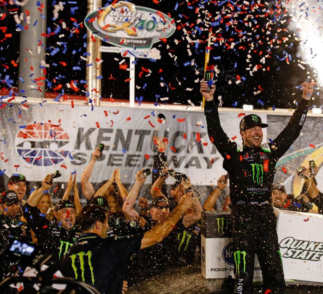 モンスターエナジーさんのインスタグラム写真 - (モンスターエナジーInstagram)「Brother vs brother till the end! @kurtbusch gets his first win of the 2019 season! 🏁 #NASCAR #Kentucky #KB1」7月14日 12時21分 - monsterenergy