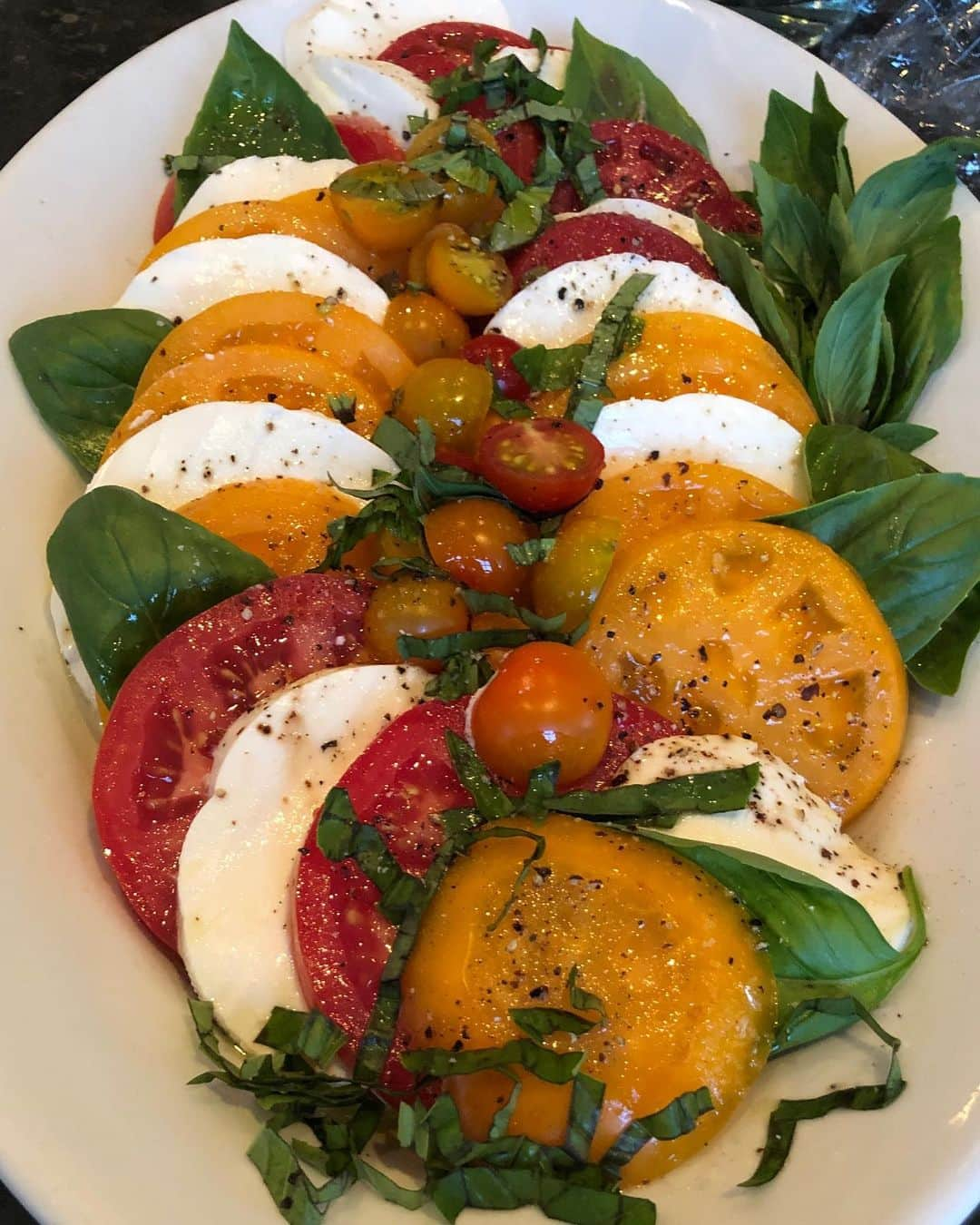 アイナ・ガーテンさんのインスタグラム写真 - (アイナ・ガーテンInstagram)「First Caprese salad of the summer with farmstand tomatoes.  Yum!@pikefarms @roundswampfarm」7月14日 12時36分 - inagarten