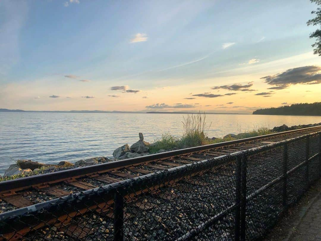 ジュエル・ステイトさんのインスタグラム写真 - (ジュエル・ステイトInstagram)「A different view than we’re used to of the Gulf Islands from Marine Drive in White Rock.  Useless fact time! I was born in White Rock but never lived here. So I come visit just to make up for it.」7月14日 12時31分 - jewelstaite