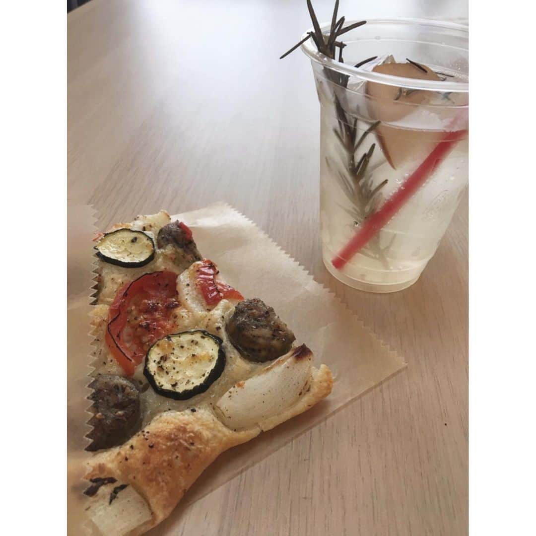 のインスタグラム：「フルーツビネガーソーダとピザ  さっぱりしていて夏にぴったりのフードとドリンクです😀 #銀鶴堂#銀鶴堂eatery#銀閣寺#哲学の道」