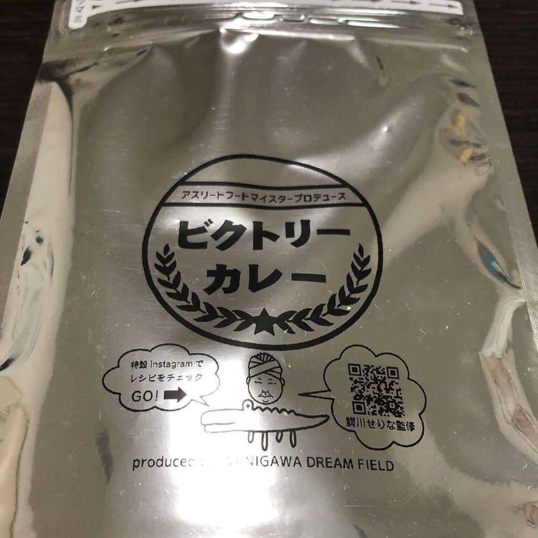 井上香織さんのインスタグラム写真 - (井上香織Instagram)「・ デンソーエアリービーズの選手も食べているビクトリーカレー🍛 ・ アスリート向けに開発された、油が少なく低脂質👌 もたれないから運動前でも気にせず食べられるそうです😆 ・ わたしも市販のカレールウは体調によって胃がもたれたりします。 それがなさそうなあっさり味。 でもスパイスがしっかり効いて全然物足りなさは感じませんでした！！✌️ ・ もうアスリートじゃないけど、体に優しい食材は本当に好き♡ ・ @r_deko_i りほママ紹介してくれてありがとう(๑˃̵ᴗ˂̵)🍛 ・ #ビクトリーカレー #アスリートフードマイスター #アスリート向けに作られた #カレールウ #超低脂質 #胃もたれなし #体に優しい」7月14日 12時37分 - kaorin888