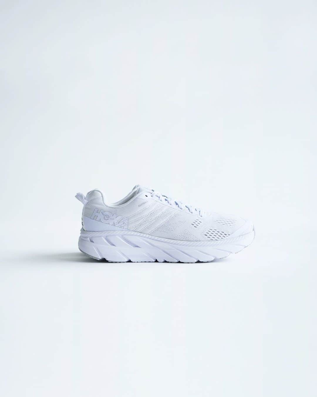 EDIFICEさんのインスタグラム写真 - (EDIFICEInstagram)「【HOKA ONE ONE - CLIFTON6 - 】﻿﻿﻿﻿ ﻿﻿ ランナーの常識を変えるシューズ、CLIFTONの最高の特性を引き継ぐ最新モデル「CLIFTON6」が待望の入荷です。﻿ ﻿ 柔らかさと軽さを完璧に兼ね備えたCLIFTON6は、さらに走り心地をスムーズに、フィットを快適にするとともに、アッパーのステッチデザインが重量を増すことなく安定性を高めました。﻿ ﻿ ・軽量で通気性に優れたエンジニアーどメッシュ・ステッチによる補強が厚みを抑え、サポートと中足部の安定性を向上﻿ ・耐久性が強化されたアイレット﻿ ・かかと付近から始まるメタロッカーでスムーズな走りを実現﻿ ・EVAミッドソールはHOKA ONE ONEの最大の特徴である極上のクッション性を発揮﻿ ・ヒール部分の傾斜が滑らかで、自然なかかと着地を促す﻿ ・接地面の多いフラットウエスト構造で高い安定性を発揮﻿ ・接地面が多い構造でHOKA ONE ONE特有の高い安定性を発揮・重量を軽減するため、地面と接触が多い部分にのみラバーを搭載﻿ ﻿ 特徴的な見た目とデザインからブランドのアイコニックなアイテムとして、ランニングシューズとしてのみならず、デイリーにも使えるプロダクトとして目が離せない一足です。 ﻿ ﻿﻿﻿﻿ ﻿﻿﻿﻿ ﻿﻿ Shoes : 【HOKA ONE ONE】¥15,000+tax 発売中﻿﻿ ﻿﻿﻿ ﻿﻿﻿﻿ ﻿ ﻿ ﻿ ﻿ ﻿ ﻿ ﻿ ﻿ ﻿﻿﻿﻿ ﻿﻿﻿﻿ #edifice #hokaoneone #evamidsole #roadshoes #cliftomw6 #runningshoes #shoesaddict #shoestagram #kicks #kickstagram #shoeslovers #shoesaholic #shoefashion #sneakeraddict #sneakerheads #mensshoes #mensfashion #mensstyle #menwithclass #menwithstyle #dapper #dapperman #dapperstyle #エディフィス﻿ #ホカオネオネ」7月14日 12時41分 - edifice.jp