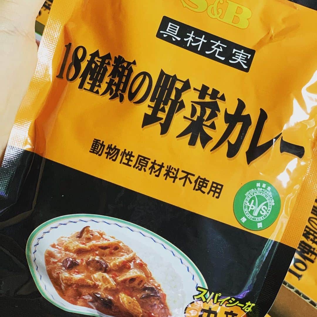 小松原美里さんのインスタグラム写真 - (小松原美里Instagram)「日本でヴィーガンアスリートとして生きるのと理解を得るのは、まだ簡単ではありません。 が！このヴィーガンカレーには助けられます。 大会のお供🍛🥦🇯🇵 . It’s not easy to be vegan athletes in Japan yet.  But hands up to S&B foods 🍛🥦🇯🇵. #エスビー食品 #日本ベジタリアン協会 #18種類の野菜カレー #動物性原材料不使用 #ゴールデンカレー #ヴィーガンアスリート #veganbody」7月14日 12時53分 - missatoooo