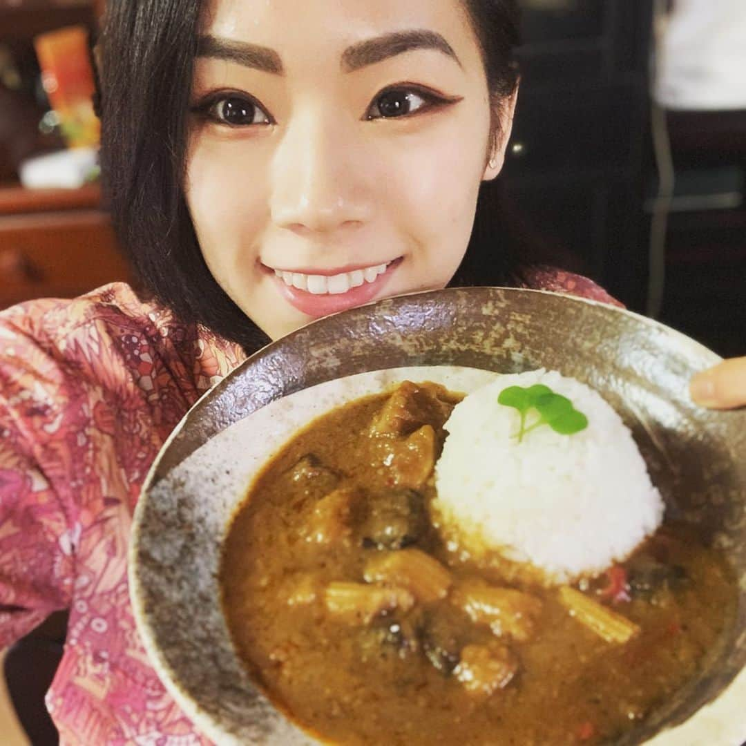 小松原美里さんのインスタグラム写真 - (小松原美里Instagram)「日本でヴィーガンアスリートとして生きるのと理解を得るのは、まだ簡単ではありません。 が！このヴィーガンカレーには助けられます。 大会のお供🍛🥦🇯🇵 . It’s not easy to be vegan athletes in Japan yet.  But hands up to S&B foods 🍛🥦🇯🇵. #エスビー食品 #日本ベジタリアン協会 #18種類の野菜カレー #動物性原材料不使用 #ゴールデンカレー #ヴィーガンアスリート #veganbody」7月14日 12時53分 - missatoooo