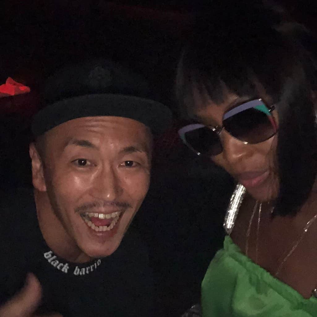 DJ LEADさんのインスタグラム写真 - (DJ LEADInstagram)「Selfie 🤳 with Naomi Campbell.  #naomicampbell  #sugarbitz #djlead #skamlife #skamartist #skamasia #theheavyhitterdjs #hot97 #skamartist #skamasia #bangkokinvaders #bitzcam  #arumatiks #dominatetheworld」7月14日 12時53分 - djleadhh