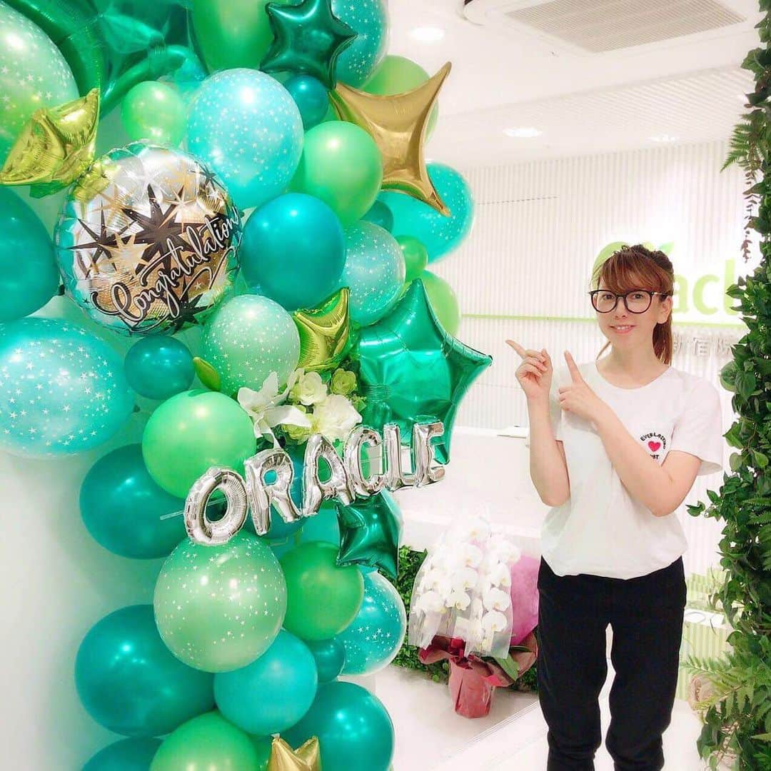 大原かおりさんのインスタグラム写真 - (大原かおりInstagram)「😘💖 先日リニューアルオープンした『オラクル美容皮膚科』でシミ取りをしてきたよっ😋💕 @oraclejp ☺︎ 突如と…右頬に出来た大きめのシミが気になって😭💦 世界最速のフォトフェイシャルと言われている『ルメッカ』という機械で治療してもらったよ💖 ☺︎ 同じ時間の予約で、長年の友の宮下まおちゃんと、人気ボディメイクインストラクターのSAYAKAちゃんとオラクルPRの西脇仁美ちゃんにも会えてパチリっ👯‍♀️📷💕 施術直後で…みんなスッピン🤣🙌💗w @maomiyasita @sayakabodymakeinstructor @nishiwakihitomi ☺︎ シミ取りをすると、かさぶたみたいになって一旦シミが濃くなるけど、ルメッカは当日からお化粧も出来るし１回の治療で肌の色つやが改善されて明るい肌トーンになるのでオススメです🤗🌟 かさぶた取れるのが楽しみだー😍🙌✨ リニューアルオープンされて、とっても綺麗なオラクル新宿院は著名人も多しっ💓💓💓 ☺︎ 🌟オラクル美容皮膚科新宿院🌟 🏥 東京都新宿区新宿3丁目19-4-8階 (1階がコメ兵のビルの8階) ☎️ 0120-90-5696 受付時間 9:00～21:00 * #オラクル美容皮膚科 #オラクル #oracle美容皮膚科 #リニューアルオープン #新宿駅東口 #徒歩3分 #ルメッカ #インモード #ピコレーザー #美容 #美肌 #美容ケア #美肌ケア #シミ取り #くすみ #肝斑 #コラーゲン #宮下マオ #ボディメイクインストラクター #SAYAKA #PR #西脇仁美 #instabeauty #beauty #beautycare #アラフォー #日々のケア #頑張るしかない #女子力アップ #😘💕」7月14日 12時53分 - oharagaori_otty