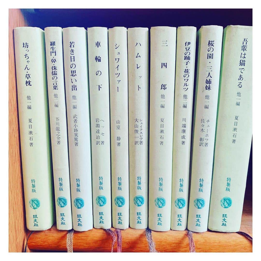 kainatsuさんのインスタグラム写真 - (kainatsuInstagram)「実家の本棚に今もあるハードカバーの文庫名作撰。母が子どもの頃に買い与えてもらったまま放置(笑)していたものが、やがて小学生の私の宝物になった。 毎日1時間ほどの電車通学。 家を出る前に本棚から1冊選ぶのが楽しみだったな。 なんとか読める漢字と文章を繋いで見知らぬはずの時代や世界を旅していた。」7月14日 12時48分 - natsugram_life