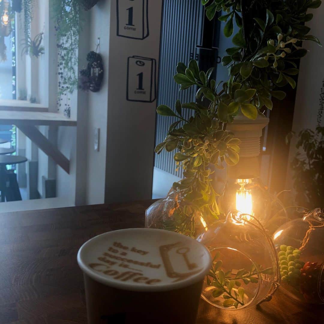 深川舞子のインスタグラム：「久々のカフェ投稿！  ラテアートをしてくださるお店に行きました！ 様々な種類から選べる+ 追加料金で好きな写真をラテアートにしてくださる そうです😊 お店の中も落ち着けるし味も美味しかったし また行きたい！  #福岡カフェ #1coffee #薬院カフェ #ラテアート」