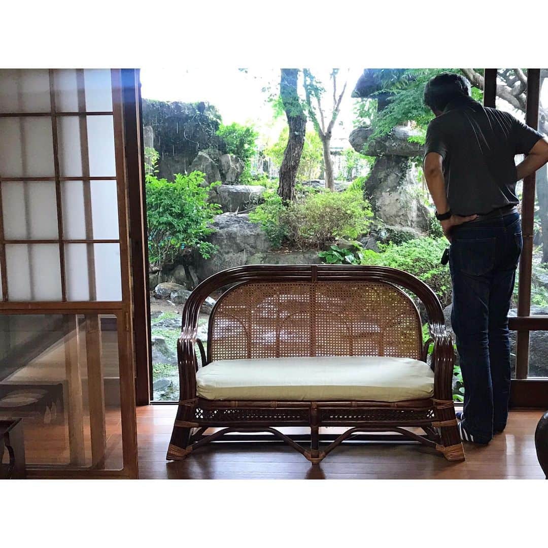 吉竹史さんのインスタグラム写真 - (吉竹史Instagram)「おばあちゃんちのこの椅子を、東京の自分の家に持ってくるかどうかが、今一番の関心事🤔  昔の椅子って、デザインオシャレだなぁ。 しかも祖父母が丁寧に使っていたからか、ものすごく状態がしっかりしている。。。🤔 あ、写真は、父です。  うーん。うちの東京の家に合うかどうか。。どうかなぁ。。悩むなぁ。。 #どうでもよすぎる話」7月14日 12時52分 - fumi_yoshitake