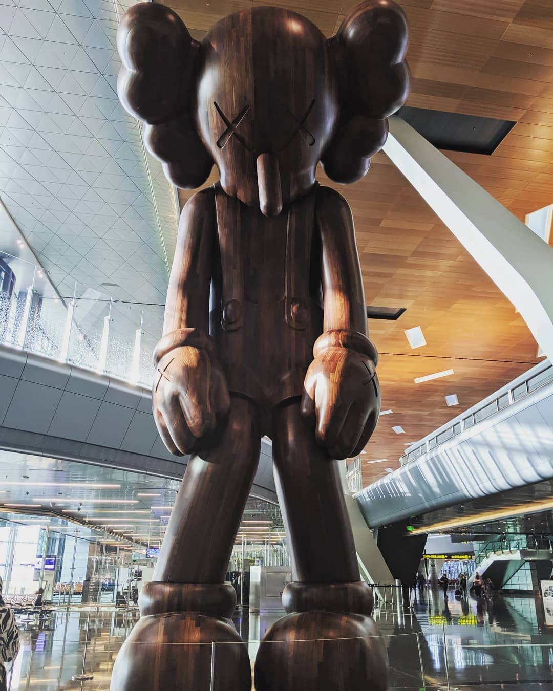 川村桃子さんのインスタグラム写真 - (川村桃子Instagram)「⠀ 巨大KAWS。 SMALL LIE ドーハの空港。  #kaws #smalllie #doha #airport #vacation #桃旅」7月14日 13時02分 - momo_k1014