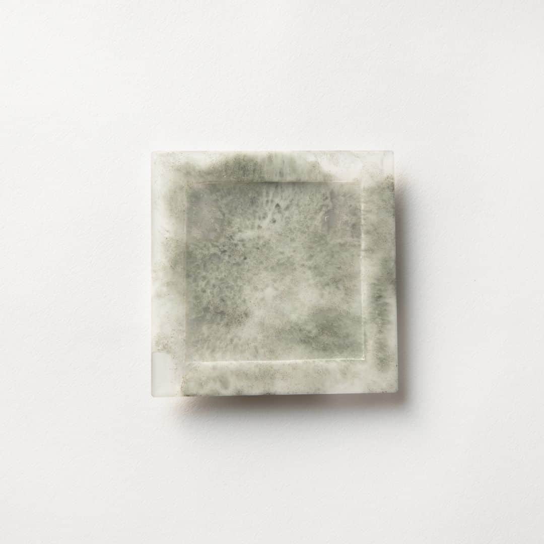Komerco-コメルコ-さんのインスタグラム写真 - (Komerco-コメルコ-Instagram)「. 大理石のようにも見える、マットな表情が魅力の  #SUNADANATSUMIGLASSWORKS が出品を開始しました🎉🎉 . パート・ド・ヴェールという技法を用いてガラスのうつわを制作している #砂田夏海 さん。 岩絵の具をガラスの粉に混ぜることで独特の風合いを生み出しています。 . まったりと濃厚な黒ごまプリンを合わせて、おうちカフェ気分を味わってみてはいかがでしょう？ . .------------------------------- . SUNADA NATSUMI GLASS WORKS / Sijima 板皿M . ▷こちらの作品はKomercoアプリでクリエイターから直接ご購入いただけます。 アプリ内「さがす」で「Sijima」と検索してください🔎 ------------------------------- #komerco #komercoごはん #料理をもっと楽しく #砂田夏海 #ガラス#ガラスのうつわ #板皿 #作家もののうつわ#おうちごはん  #instafood #foodpic #cookinglove  #夏 #手しごと  #パートドヴェール  #テーブルスタイリング #ごまプリン #豊かな食卓 #今日のごはん #グラス #おやつタイム #おうちカフェ #デザート #いただきます #いつものいただきますを楽しく #クックパッド #cookpad」7月14日 13時00分 - komerco_official