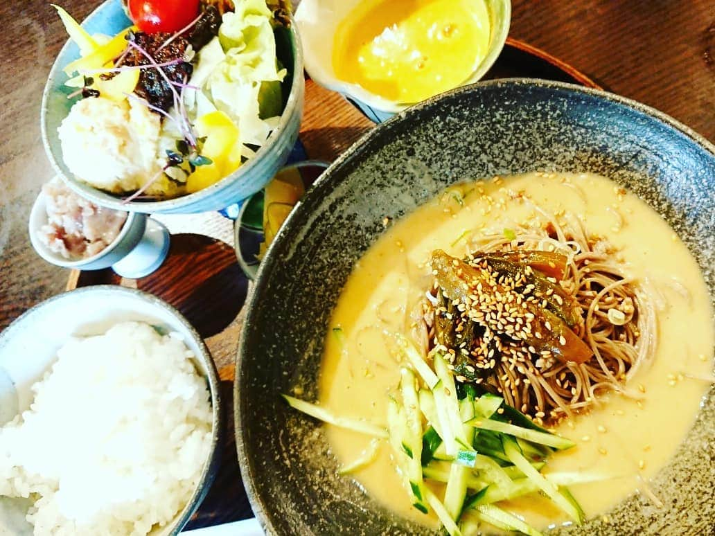 高井俊彦さんのインスタグラム写真 - (高井俊彦Instagram)「【祇園花月合間ランチ☀️🍴2019.7.14】 久しぶりの『京のうまいもの屋 櫻』さんへ🌸  もじゃ玉の２人と😃✌️ （タキツバみたいな感じで言ってみたら、お好み焼きのメニューみたいになってしまった）  牛肉しぐれサラダ、冷たい担々蕎麦、わらび餅相変わらずの美味しさでした⤴️⤴️⤴️ もじゃ玉と一緒に藍ちゃん座長新喜劇、本日あと２公演頑張ります👍」7月14日 13時11分 - takai_toshihiko