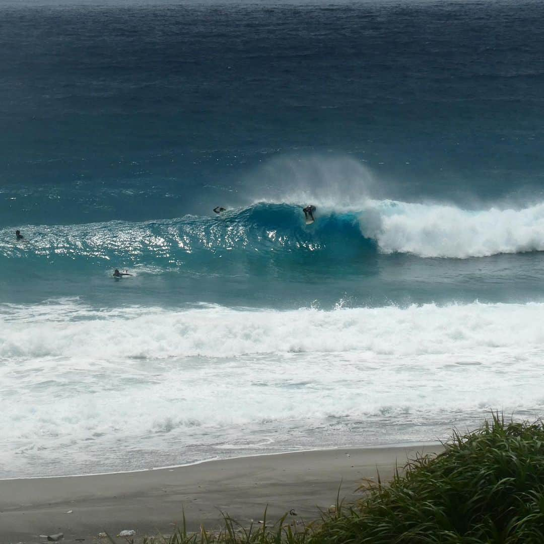 Isseki Nagaeさんのインスタグラム写真 - (Isseki NagaeInstagram)「Dangerous  #niijima #新島 #surftrip #wave #surfer  低気圧一過でこの波。ものすごいパワーでしかも浅くてほれあがる。一本目に降ったときに脳しんとうで頭痛。そしてその前に砂浜を20キロ歩いたのがたたって両足が攣りました。ここは携帯届きません」7月14日 13時05分 - isseki_nagae