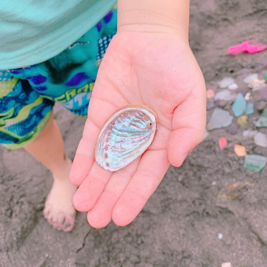 高松いくさんのインスタグラム写真 - (高松いくInstagram)「2019年も海の家『みなとや』で 夏を満喫させて頂きます😭✨🏄‍♂️❤️ ご予約無い時は、 こうして一人でSupクルージング行ったり（笑）😆 子供達に遊んでもらったり（笑）🥺 海の家お手伝いしたり🤣 楽しんでます😭✨❤️ * 独り占めになっちゃうのでww  現在の予約状況です↓ 4名5名での団体でご予約頂いていますので、 お友達とお時間あわせて、 お早めにご予約下さいね😊 * * 《7月》  20日(土) ① 10:00 残り 2名 ② 13:30 残り 4名  21日(日) ① 11:30 残り 6名 ② 15:00 残り 6名 * *《8月》  ３日(土) ① 10:00 満員御礼 ② 13:30 満員御礼  4日(日) ① 11:30 残り2名 ② 15:00 残り 6名  10日(土) ① 10:00 残り3名 ② 13:30 残り2名  11日(日) ① 11:30 満員御礼 ② 15:00 残り 5名  17日(土) ① 10:00 残り 6名 ② 13:30 残り 6名  18日(日) ① 11:30 残り 6名 ② 15:00 残り 6名  24日(土) ① 10:00 残り 6名 ② 13:30 残り3名  25(日) ① 11:30 残り 6名 ② 15:00 残り 6名 * *《9月》  1日(土) ① 10:00 残り 6名 ② 13:30 残り 6名  7日(土) ① 10:00 残り 6名 ② 13:30 残り 6名  8日(日) ① 11:30 残り 6名 ② 15:00 残り 6名  2名以上で遂行致します🙏  ビーチに落ちてたガラス(尖ったガラスは子供達の為にも拾いたい！)で 芸術を見せてくれたり、 焼きたてピザ🍕を持ってきてくれたり❤️ （笑）  1人でも多くの方々に ここの自然を、5感でめいいっぱい楽しんで欲しい‼️っという想いでしかないこの場所。  有難い。 私の大切な居場所を ありがとうございます❤️ For @minatoya9  のびのびしすぎてすみません🥺  #海 #海開き #みなとや #海の家 #横堀海岸  #sup #supcruising #trip #tour #sea  #私の居場所  #ありがとうございます  #三浦半島 #京急 #みさきまぐろきっぷ #旅 #ピザ #カレー #美味しい海の家」7月14日 13時19分 - iku_takamatsu_trip_sup_yoga
