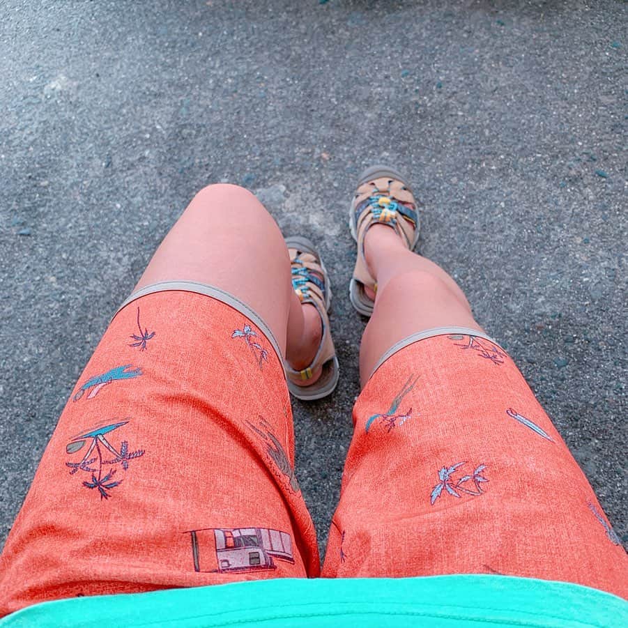 高松いくさんのインスタグラム写真 - (高松いくInstagram)「2019年も海の家『みなとや』で 夏を満喫させて頂きます😭✨🏄‍♂️❤️ ご予約無い時は、 こうして一人でSupクルージング行ったり（笑）😆 子供達に遊んでもらったり（笑）🥺 海の家お手伝いしたり🤣 楽しんでます😭✨❤️ * 独り占めになっちゃうのでww  現在の予約状況です↓ 4名5名での団体でご予約頂いていますので、 お友達とお時間あわせて、 お早めにご予約下さいね😊 * * 《7月》  20日(土) ① 10:00 残り 2名 ② 13:30 残り 4名  21日(日) ① 11:30 残り 6名 ② 15:00 残り 6名 * *《8月》  ３日(土) ① 10:00 満員御礼 ② 13:30 満員御礼  4日(日) ① 11:30 残り2名 ② 15:00 残り 6名  10日(土) ① 10:00 残り3名 ② 13:30 残り2名  11日(日) ① 11:30 満員御礼 ② 15:00 残り 5名  17日(土) ① 10:00 残り 6名 ② 13:30 残り 6名  18日(日) ① 11:30 残り 6名 ② 15:00 残り 6名  24日(土) ① 10:00 残り 6名 ② 13:30 残り3名  25(日) ① 11:30 残り 6名 ② 15:00 残り 6名 * *《9月》  1日(土) ① 10:00 残り 6名 ② 13:30 残り 6名  7日(土) ① 10:00 残り 6名 ② 13:30 残り 6名  8日(日) ① 11:30 残り 6名 ② 15:00 残り 6名  2名以上で遂行致します🙏  ビーチに落ちてたガラス(尖ったガラスは子供達の為にも拾いたい！)で 芸術を見せてくれたり、 焼きたてピザ🍕を持ってきてくれたり❤️ （笑）  1人でも多くの方々に ここの自然を、5感でめいいっぱい楽しんで欲しい‼️っという想いでしかないこの場所。  有難い。 私の大切な居場所を ありがとうございます❤️ For @minatoya9  のびのびしすぎてすみません🥺  #海 #海開き #みなとや #海の家 #横堀海岸  #sup #supcruising #trip #tour #sea  #私の居場所  #ありがとうございます  #三浦半島 #京急 #みさきまぐろきっぷ #旅 #ピザ #カレー #美味しい海の家」7月14日 13時19分 - iku_takamatsu_trip_sup_yoga