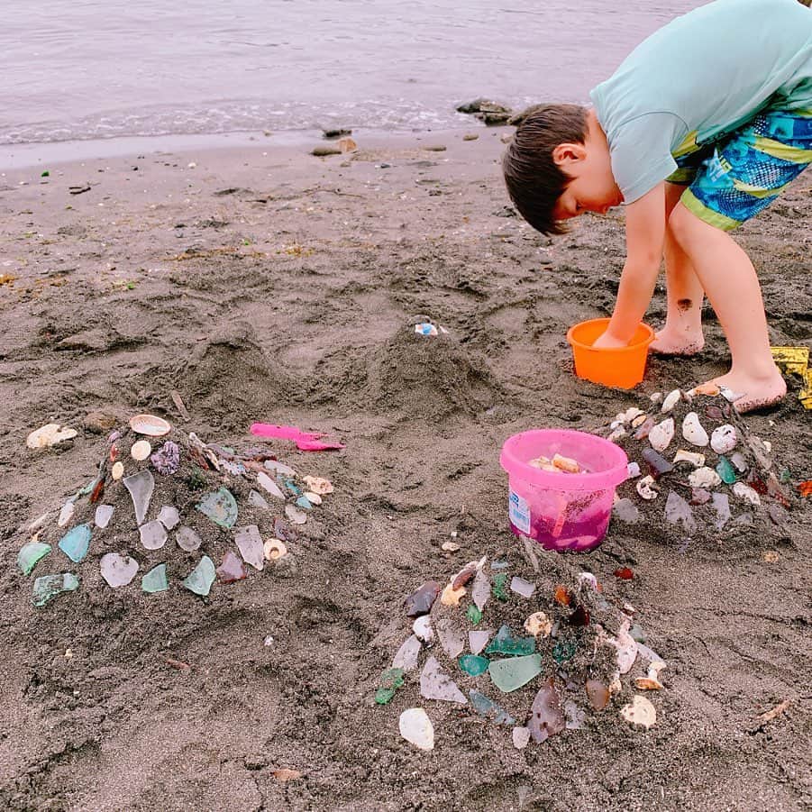 高松いくさんのインスタグラム写真 - (高松いくInstagram)「2019年も海の家『みなとや』で 夏を満喫させて頂きます😭✨🏄‍♂️❤️ ご予約無い時は、 こうして一人でSupクルージング行ったり（笑）😆 子供達に遊んでもらったり（笑）🥺 海の家お手伝いしたり🤣 楽しんでます😭✨❤️ * 独り占めになっちゃうのでww  現在の予約状況です↓ 4名5名での団体でご予約頂いていますので、 お友達とお時間あわせて、 お早めにご予約下さいね😊 * * 《7月》  20日(土) ① 10:00 残り 2名 ② 13:30 残り 4名  21日(日) ① 11:30 残り 6名 ② 15:00 残り 6名 * *《8月》  ３日(土) ① 10:00 満員御礼 ② 13:30 満員御礼  4日(日) ① 11:30 残り2名 ② 15:00 残り 6名  10日(土) ① 10:00 残り3名 ② 13:30 残り2名  11日(日) ① 11:30 満員御礼 ② 15:00 残り 5名  17日(土) ① 10:00 残り 6名 ② 13:30 残り 6名  18日(日) ① 11:30 残り 6名 ② 15:00 残り 6名  24日(土) ① 10:00 残り 6名 ② 13:30 残り3名  25(日) ① 11:30 残り 6名 ② 15:00 残り 6名 * *《9月》  1日(土) ① 10:00 残り 6名 ② 13:30 残り 6名  7日(土) ① 10:00 残り 6名 ② 13:30 残り 6名  8日(日) ① 11:30 残り 6名 ② 15:00 残り 6名  2名以上で遂行致します🙏  ビーチに落ちてたガラス(尖ったガラスは子供達の為にも拾いたい！)で 芸術を見せてくれたり、 焼きたてピザ🍕を持ってきてくれたり❤️ （笑）  1人でも多くの方々に ここの自然を、5感でめいいっぱい楽しんで欲しい‼️っという想いでしかないこの場所。  有難い。 私の大切な居場所を ありがとうございます❤️ For @minatoya9  のびのびしすぎてすみません🥺  #海 #海開き #みなとや #海の家 #横堀海岸  #sup #supcruising #trip #tour #sea  #私の居場所  #ありがとうございます  #三浦半島 #京急 #みさきまぐろきっぷ #旅 #ピザ #カレー #美味しい海の家」7月14日 13時19分 - iku_takamatsu_trip_sup_yoga