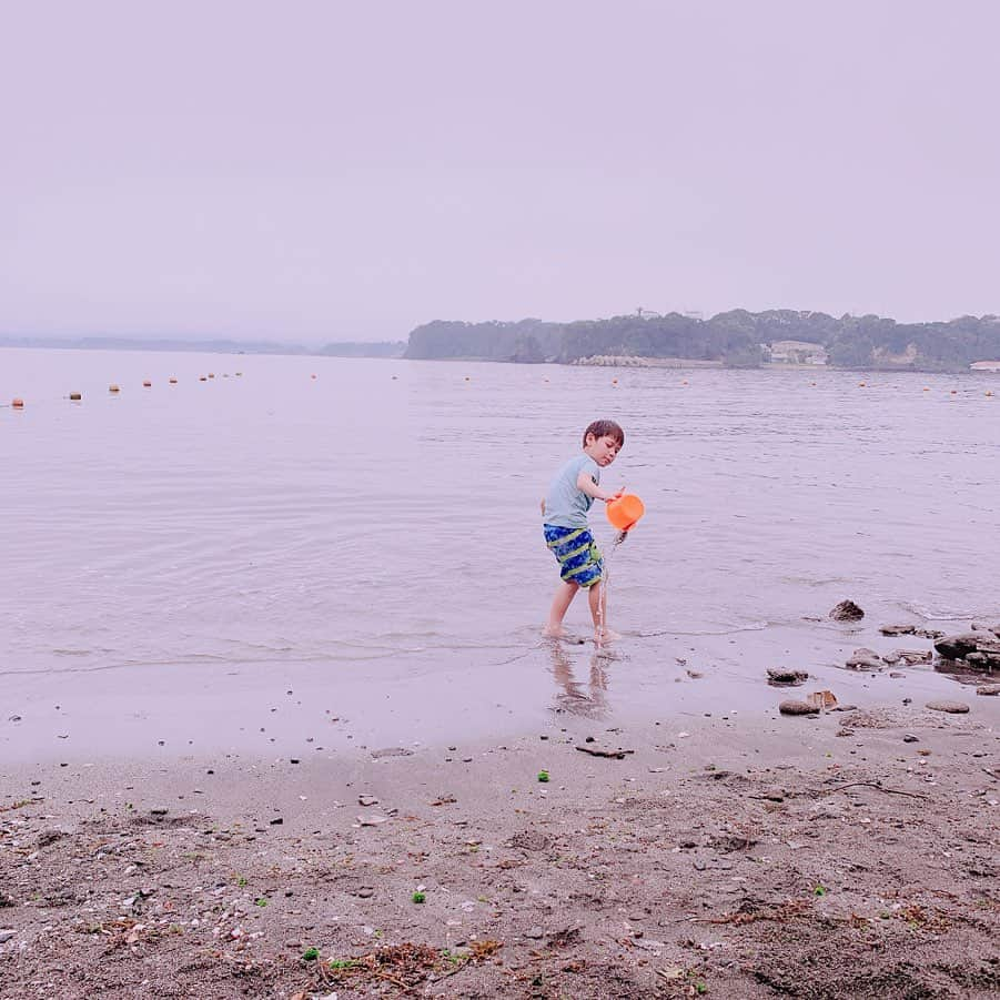 高松いくさんのインスタグラム写真 - (高松いくInstagram)「2019年も海の家『みなとや』で 夏を満喫させて頂きます😭✨🏄‍♂️❤️ ご予約無い時は、 こうして一人でSupクルージング行ったり（笑）😆 子供達に遊んでもらったり（笑）🥺 海の家お手伝いしたり🤣 楽しんでます😭✨❤️ * 独り占めになっちゃうのでww  現在の予約状況です↓ 4名5名での団体でご予約頂いていますので、 お友達とお時間あわせて、 お早めにご予約下さいね😊 * * 《7月》  20日(土) ① 10:00 残り 2名 ② 13:30 残り 4名  21日(日) ① 11:30 残り 6名 ② 15:00 残り 6名 * *《8月》  ３日(土) ① 10:00 満員御礼 ② 13:30 満員御礼  4日(日) ① 11:30 残り2名 ② 15:00 残り 6名  10日(土) ① 10:00 残り3名 ② 13:30 残り2名  11日(日) ① 11:30 満員御礼 ② 15:00 残り 5名  17日(土) ① 10:00 残り 6名 ② 13:30 残り 6名  18日(日) ① 11:30 残り 6名 ② 15:00 残り 6名  24日(土) ① 10:00 残り 6名 ② 13:30 残り3名  25(日) ① 11:30 残り 6名 ② 15:00 残り 6名 * *《9月》  1日(土) ① 10:00 残り 6名 ② 13:30 残り 6名  7日(土) ① 10:00 残り 6名 ② 13:30 残り 6名  8日(日) ① 11:30 残り 6名 ② 15:00 残り 6名  2名以上で遂行致します🙏  ビーチに落ちてたガラス(尖ったガラスは子供達の為にも拾いたい！)で 芸術を見せてくれたり、 焼きたてピザ🍕を持ってきてくれたり❤️ （笑）  1人でも多くの方々に ここの自然を、5感でめいいっぱい楽しんで欲しい‼️っという想いでしかないこの場所。  有難い。 私の大切な居場所を ありがとうございます❤️ For @minatoya9  のびのびしすぎてすみません🥺  #海 #海開き #みなとや #海の家 #横堀海岸  #sup #supcruising #trip #tour #sea  #私の居場所  #ありがとうございます  #三浦半島 #京急 #みさきまぐろきっぷ #旅 #ピザ #カレー #美味しい海の家」7月14日 13時19分 - iku_takamatsu_trip_sup_yoga