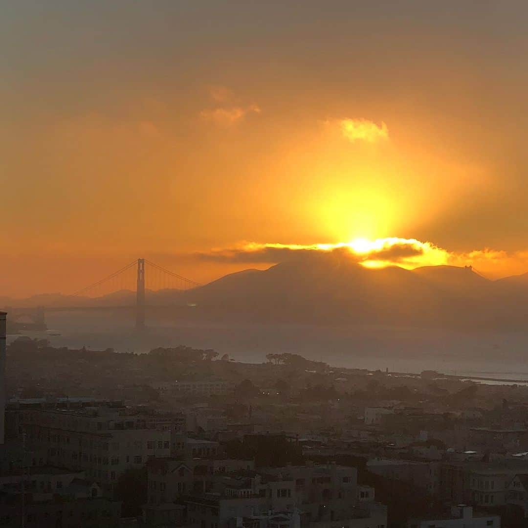 ブライアン・メイさんのインスタグラム写真 - (ブライアン・メイInstagram)「Sunset in San Francisco this evening.  I love this city - always have. Magical. And I love a sunset.  So now I just need to ease my bones enough to thunder through 2 hours 10 minutes of wall-to-wall Queen classics tomorrow night in .... San Jose !!! Yay ! 💥💥💥💥 I always look for the GREEN FLASH - as the last direct rays from the Sun disappear from a clear horizon. I think tonight I got lucky - what do you think ? !  Oh yes ! How was Oracle Park tonight, Bay Area Guys ?!!! Bri」7月14日 13時13分 - brianmayforreal